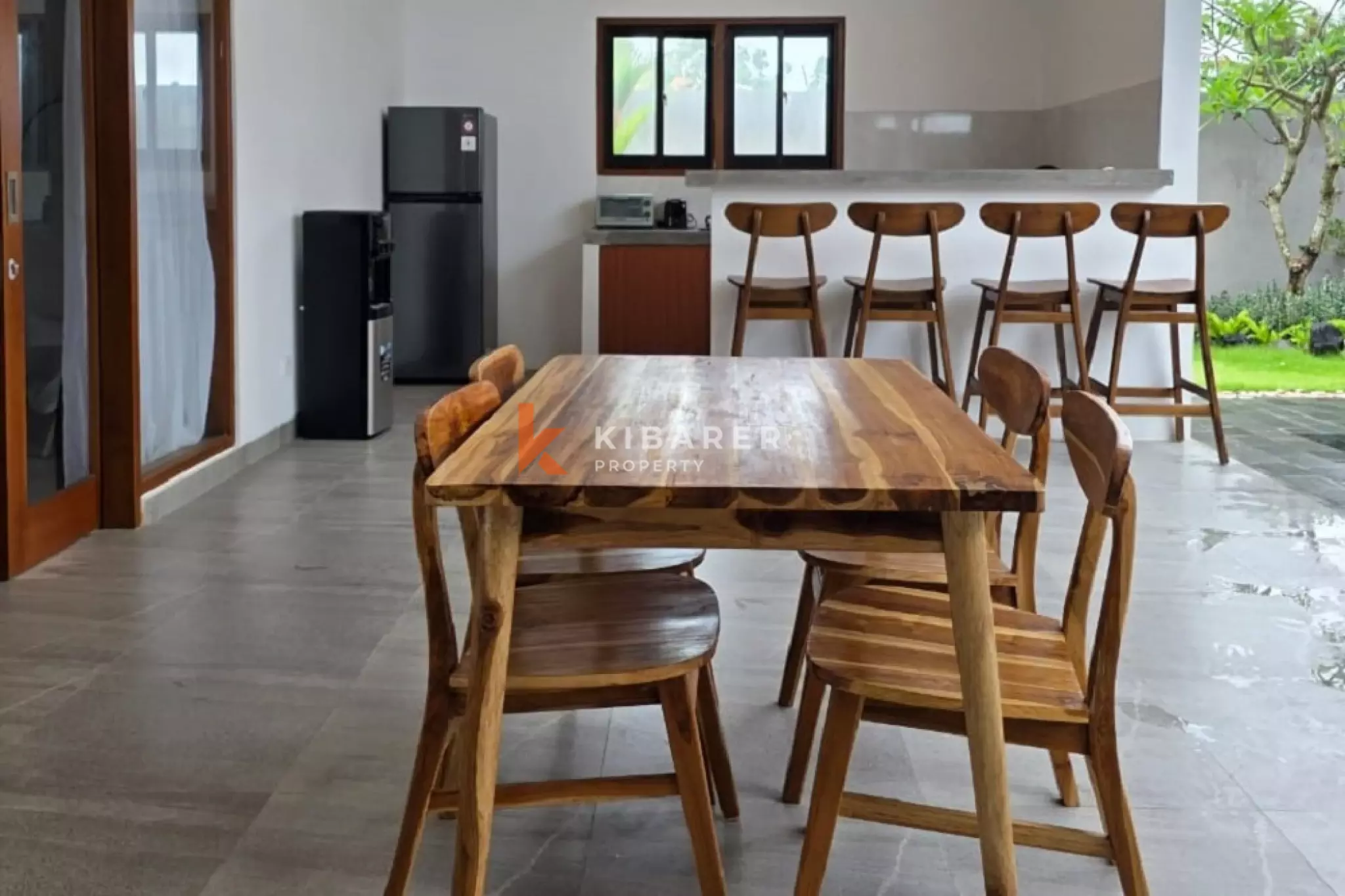 Vila Tenang Dua Kamar Tidur dengan Ruang Tamu Terbuka dan Kolam Renang Pribadi di Umalas