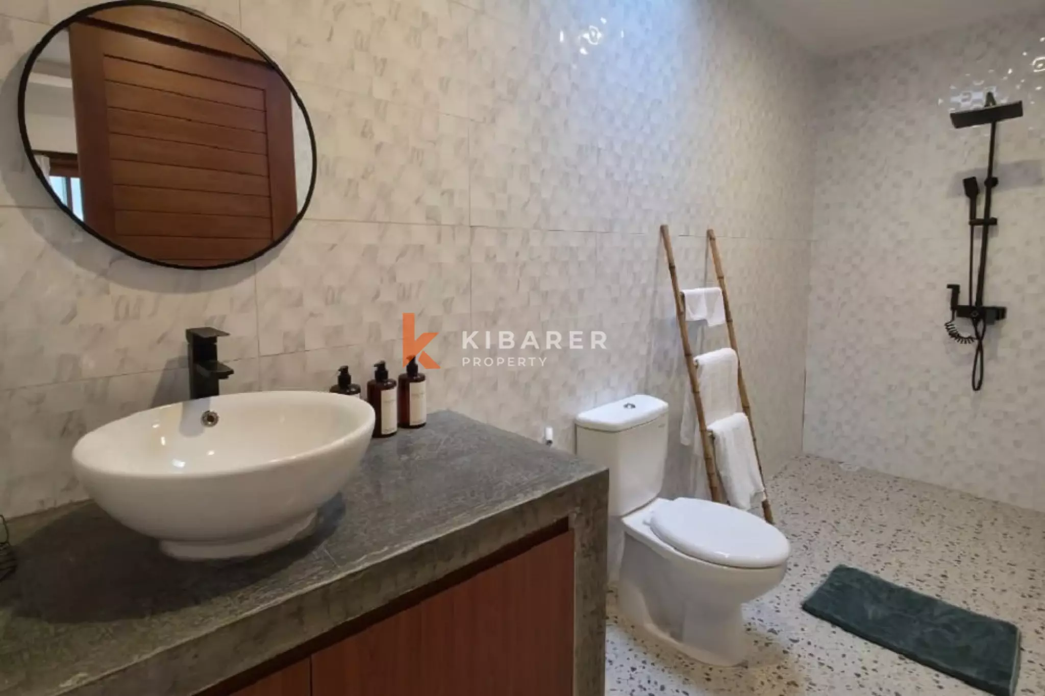 Vila Tenang Dua Kamar Tidur dengan Ruang Tamu Terbuka dan Kolam Renang Pribadi di Umalas