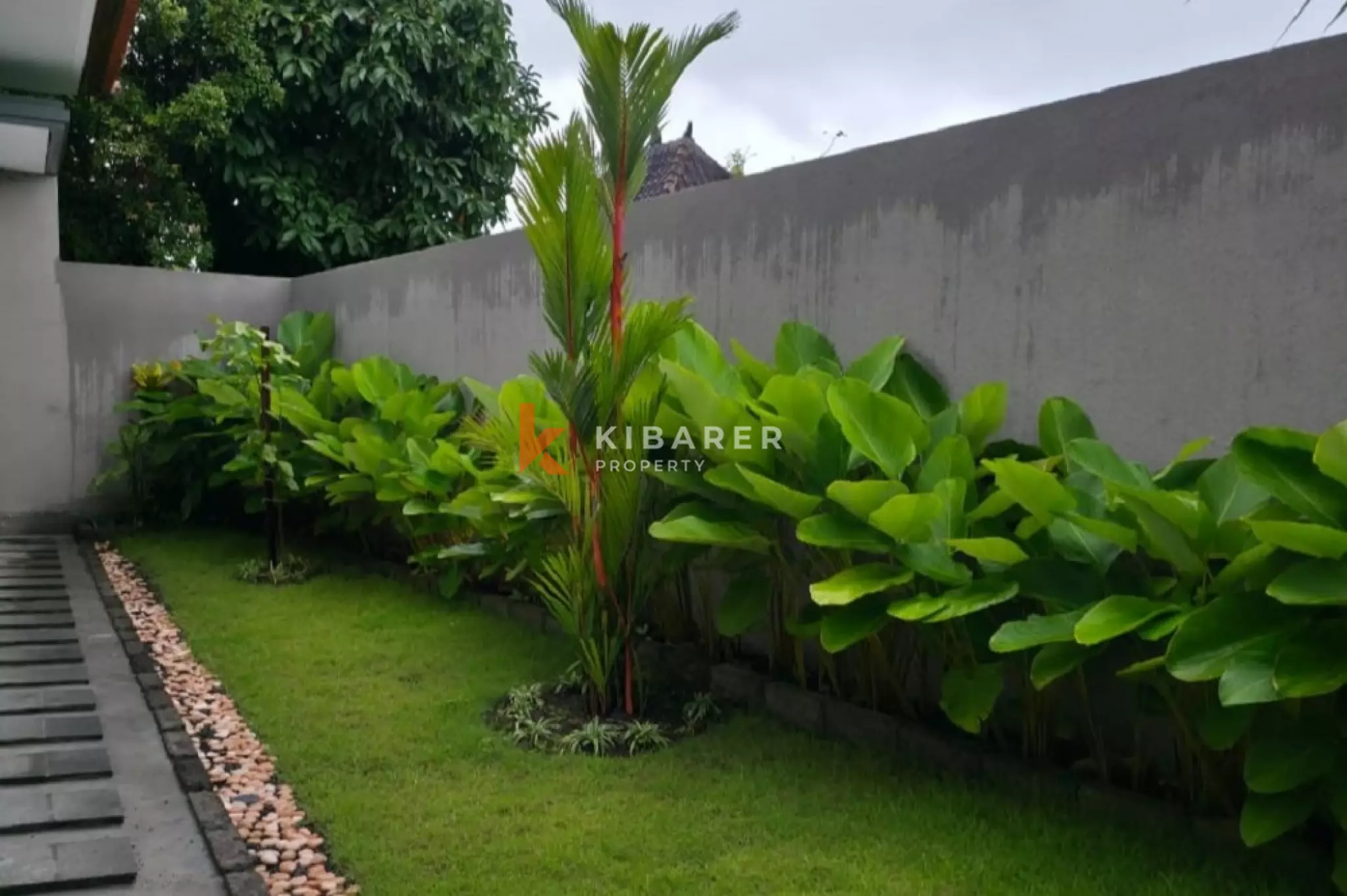 Vila Tenang Dua Kamar Tidur dengan Ruang Tamu Terbuka dan Kolam Renang Pribadi di Umalas