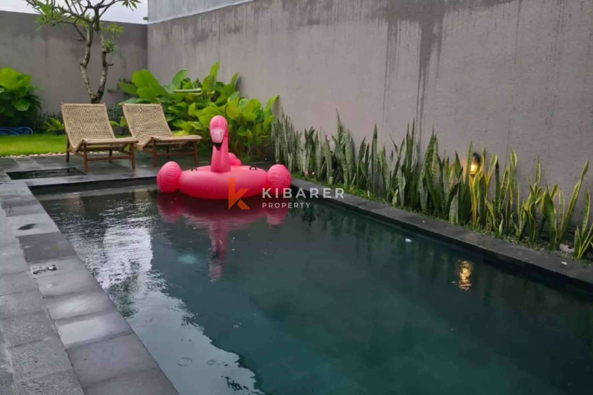 Vila Tenang Dua Kamar Tidur dengan Ruang Tamu Terbuka dan Kolam Renang Pribadi di Umalas
