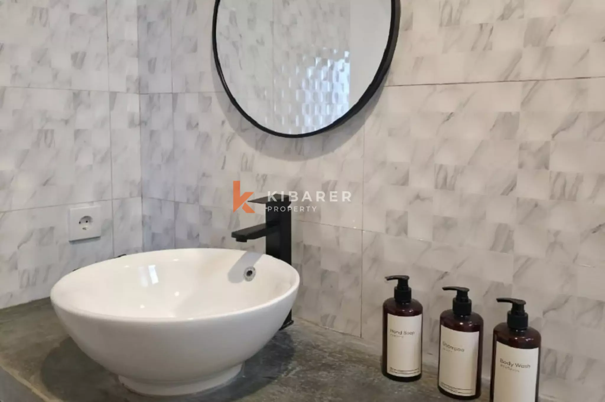 Vila Tenang Dua Kamar Tidur dengan Ruang Tamu Terbuka dan Kolam Renang Pribadi di Umalas