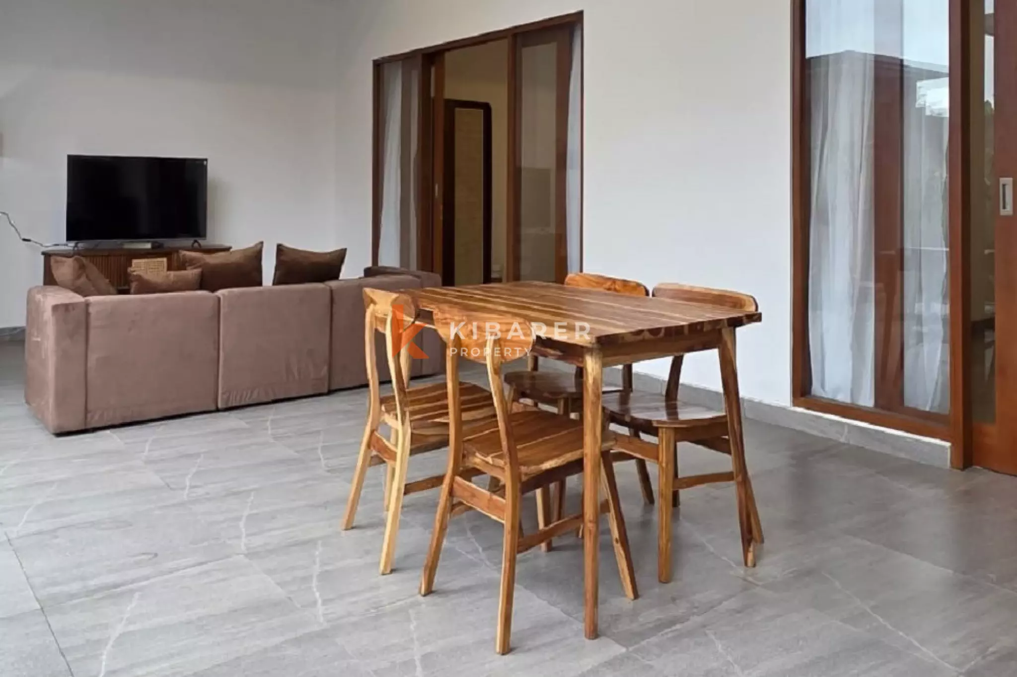 Vila Tenang Dua Kamar Tidur dengan Ruang Tamu Terbuka dan Kolam Renang Pribadi di Umalas