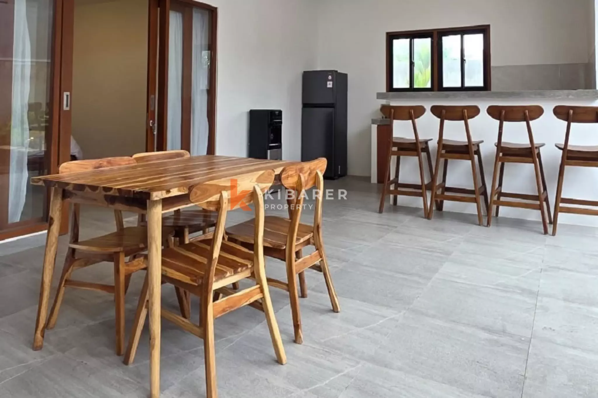 Vila Tenang Dua Kamar Tidur dengan Ruang Tamu Terbuka dan Kolam Renang Pribadi di Umalas