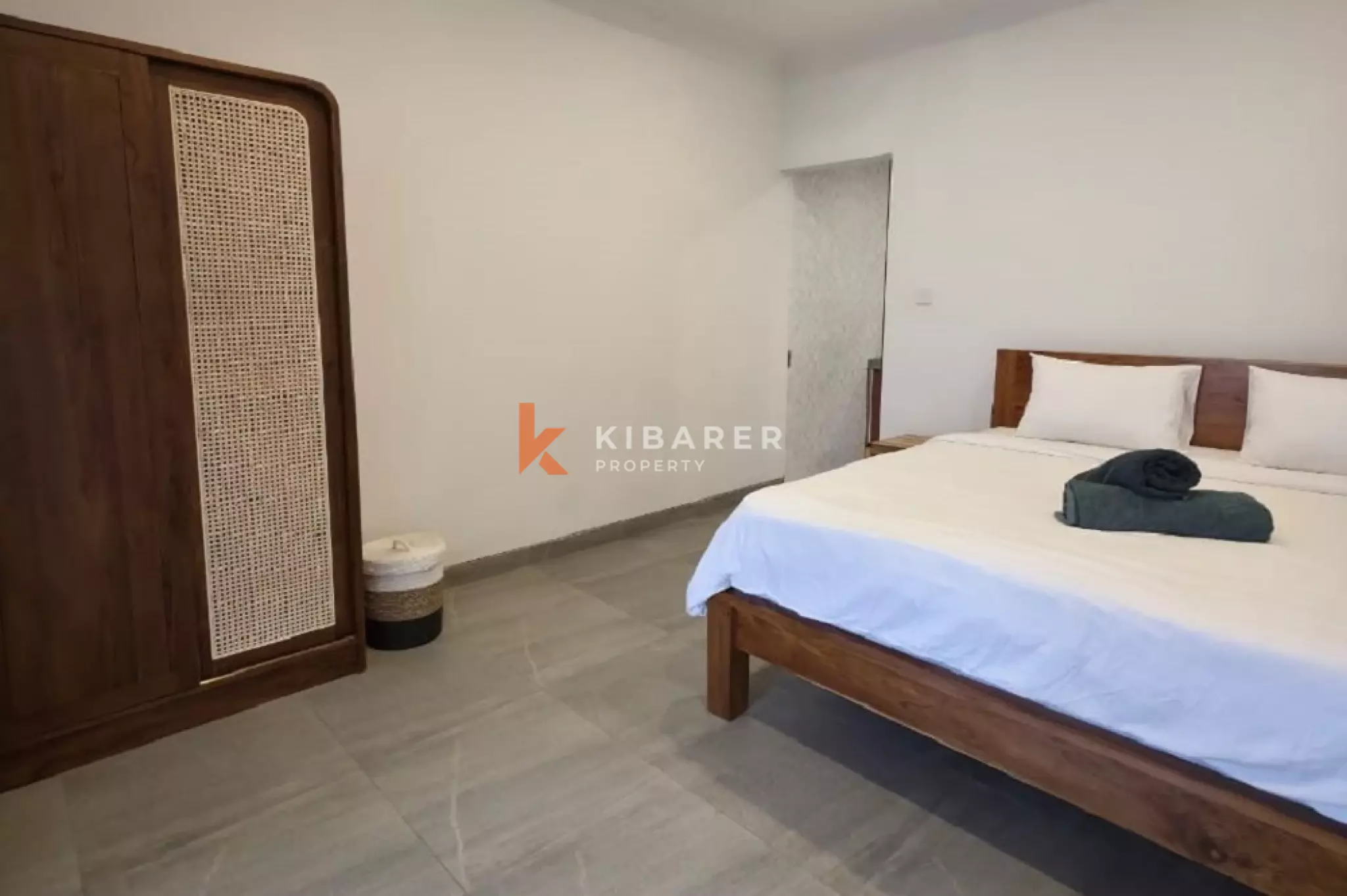 Vila Tenang Dua Kamar Tidur dengan Ruang Tamu Terbuka dan Kolam Renang Pribadi di Umalas