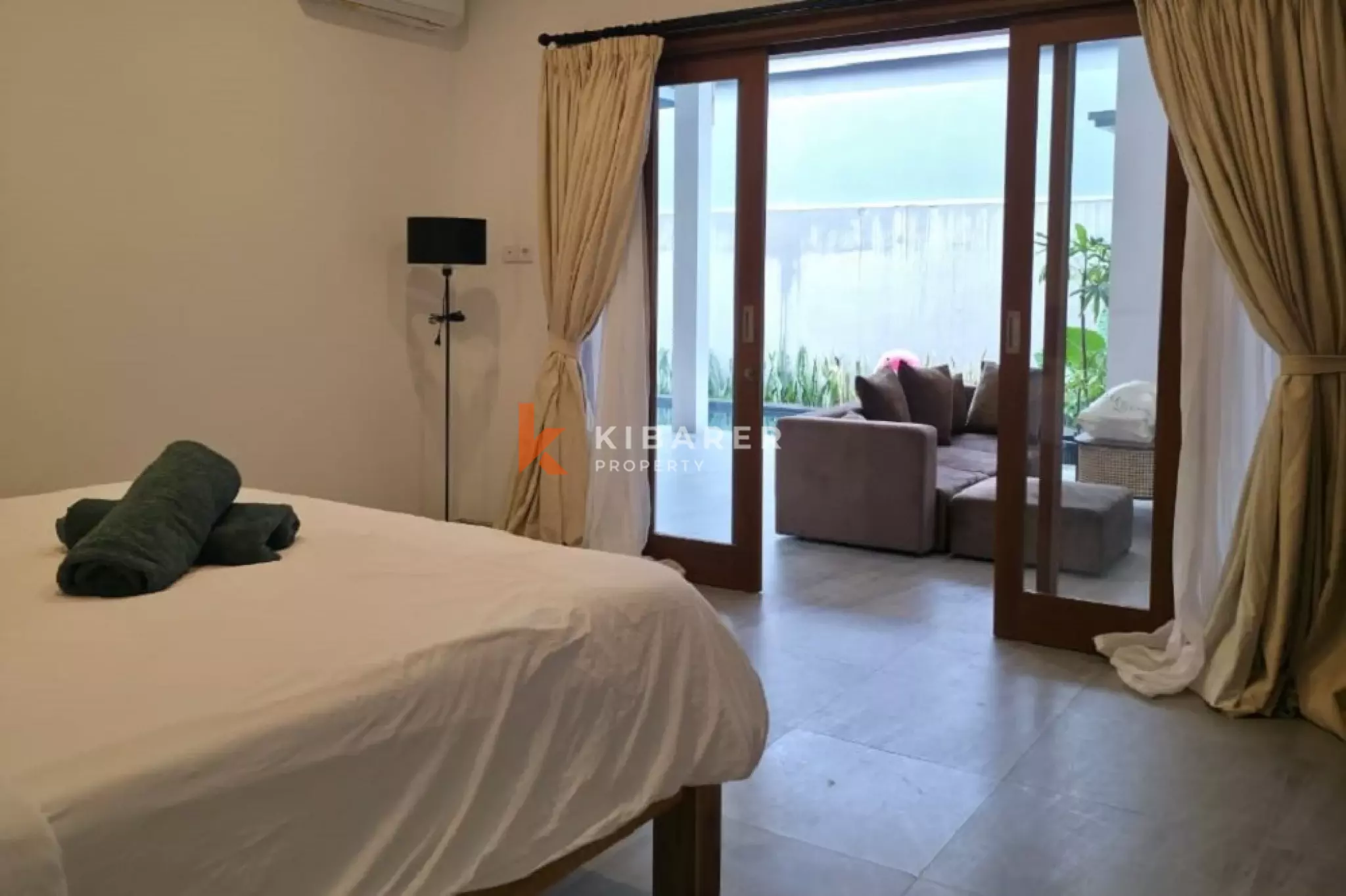 Vila Tenang Dua Kamar Tidur dengan Ruang Tamu Terbuka dan Kolam Renang Pribadi di Umalas