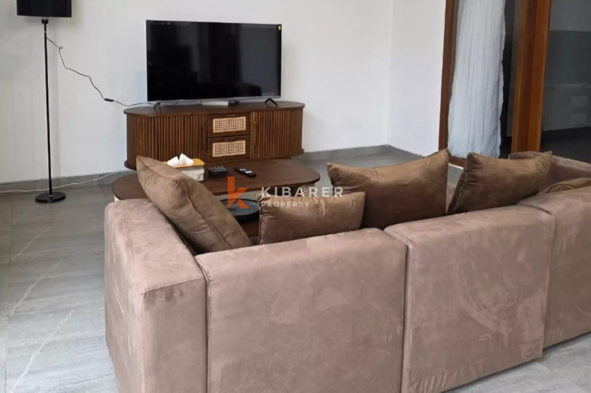 Vila Tenang Dua Kamar Tidur dengan Ruang Tamu Terbuka dan Kolam Renang Pribadi di Umalas