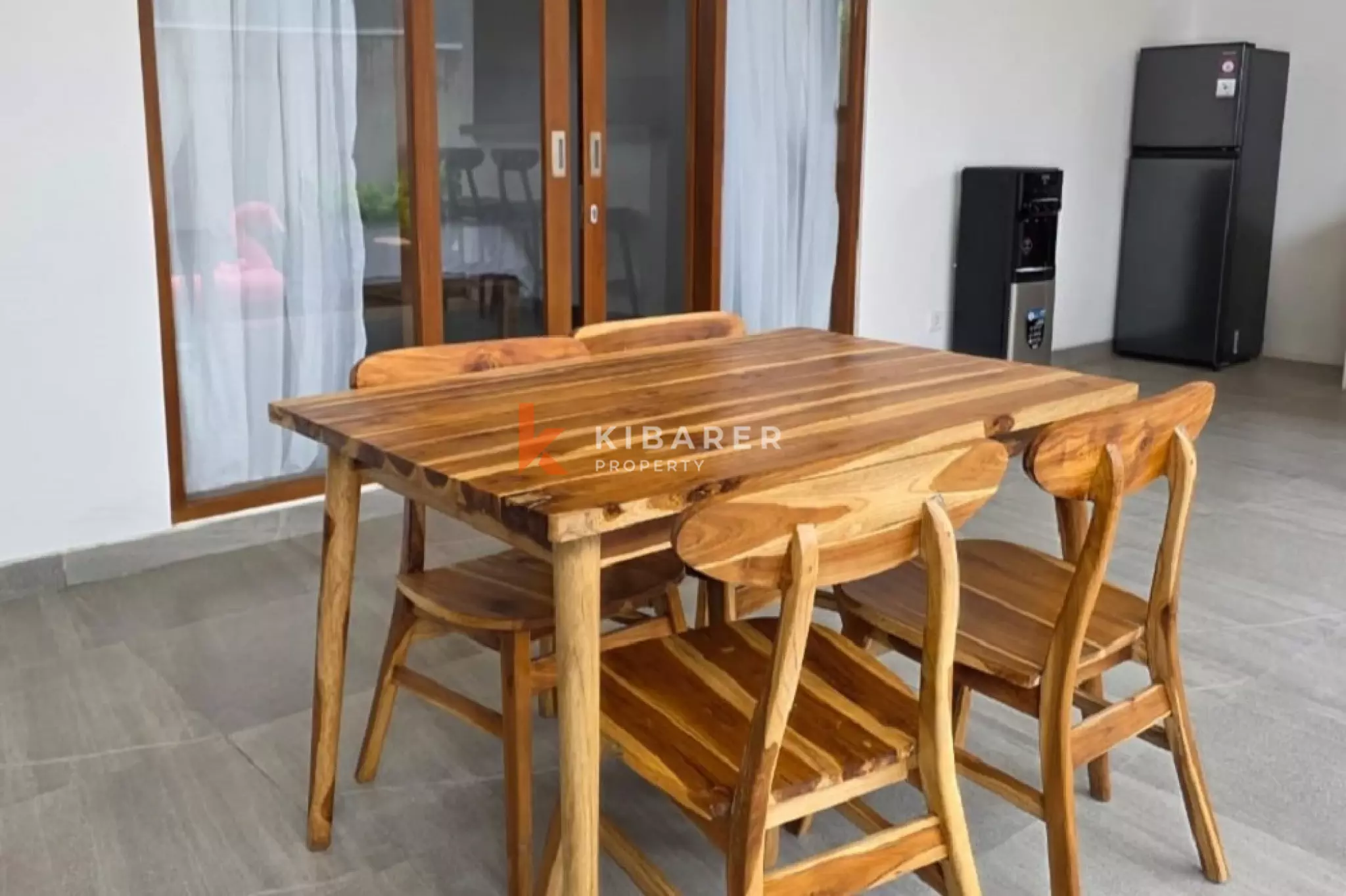 Vila Tenang Dua Kamar Tidur dengan Ruang Tamu Terbuka dan Kolam Renang Pribadi di Umalas