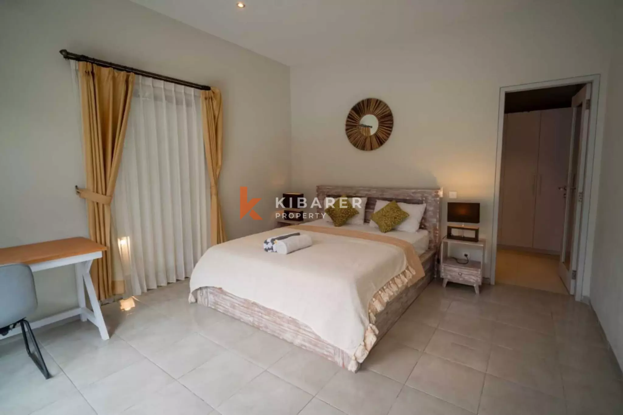 Villa Sederhana Tiga Kamar Tidur dengan Ruang Keluarga Tertutup di Umalas