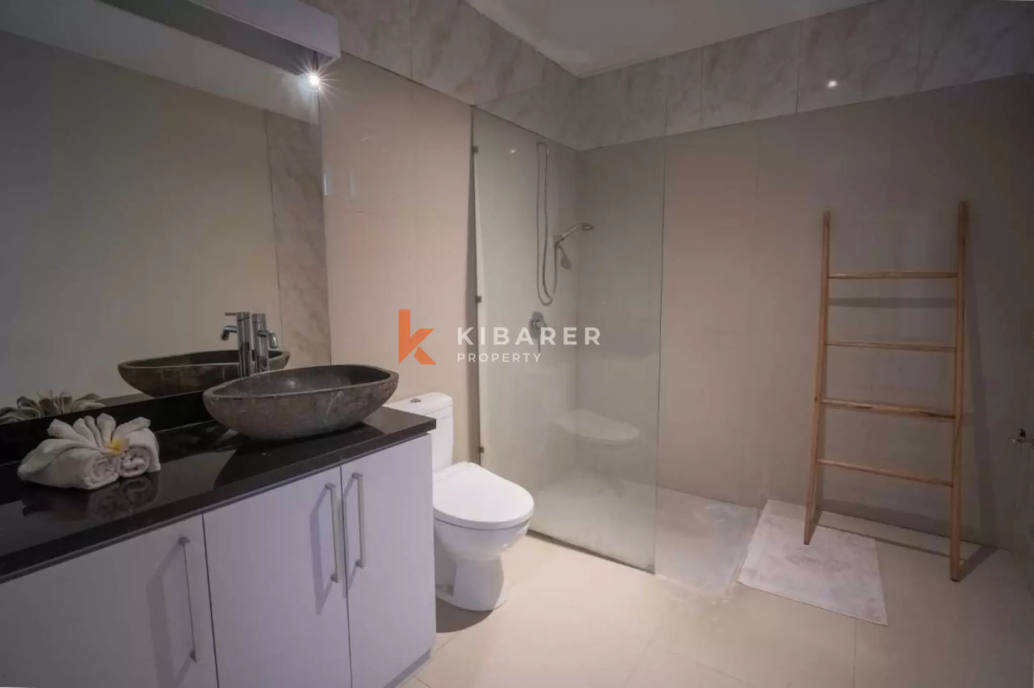 Villa Sederhana Tiga Kamar Tidur dengan Ruang Keluarga Tertutup di Umalas