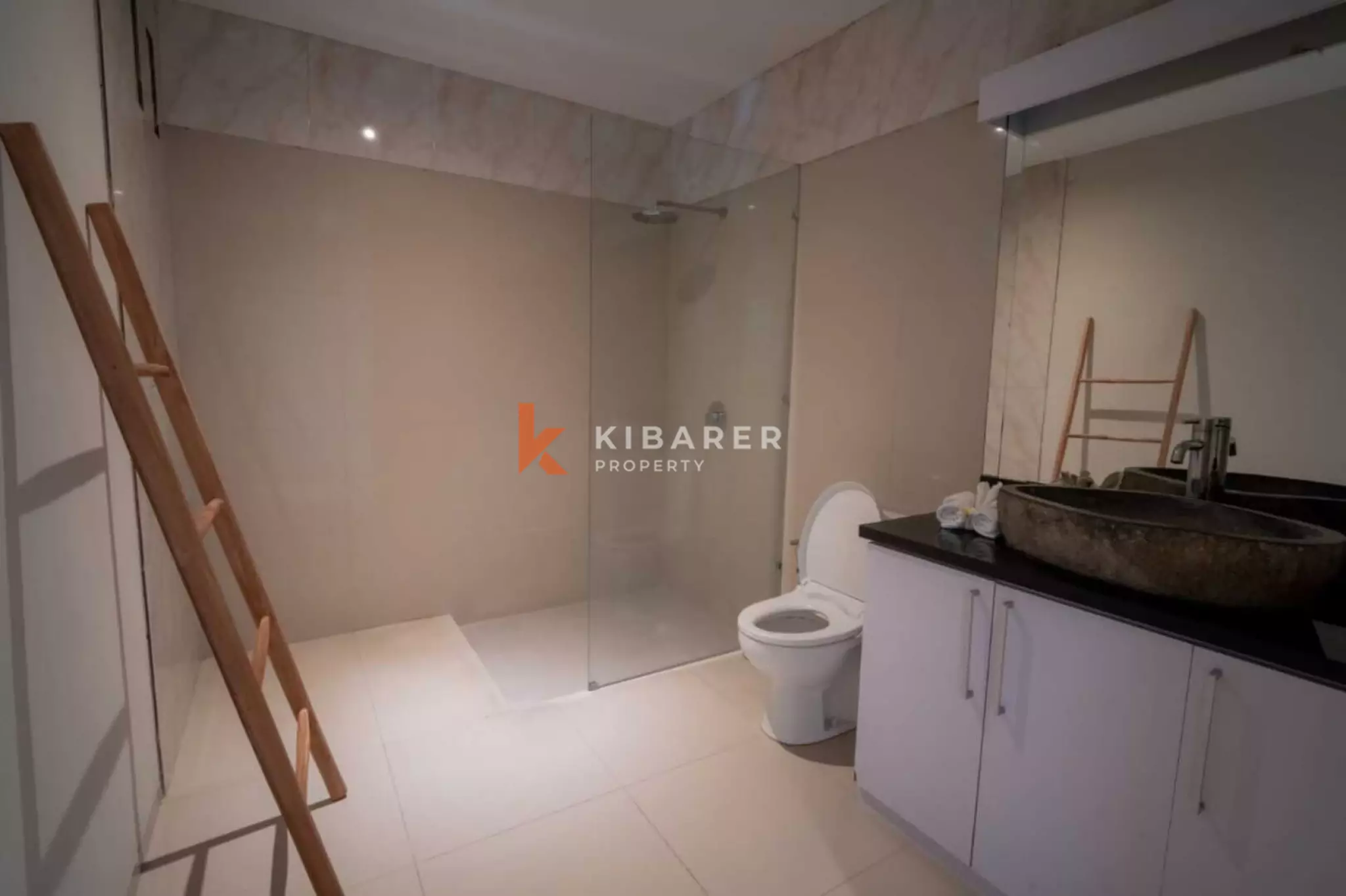 Villa Sederhana Tiga Kamar Tidur dengan Ruang Keluarga Tertutup di Umalas