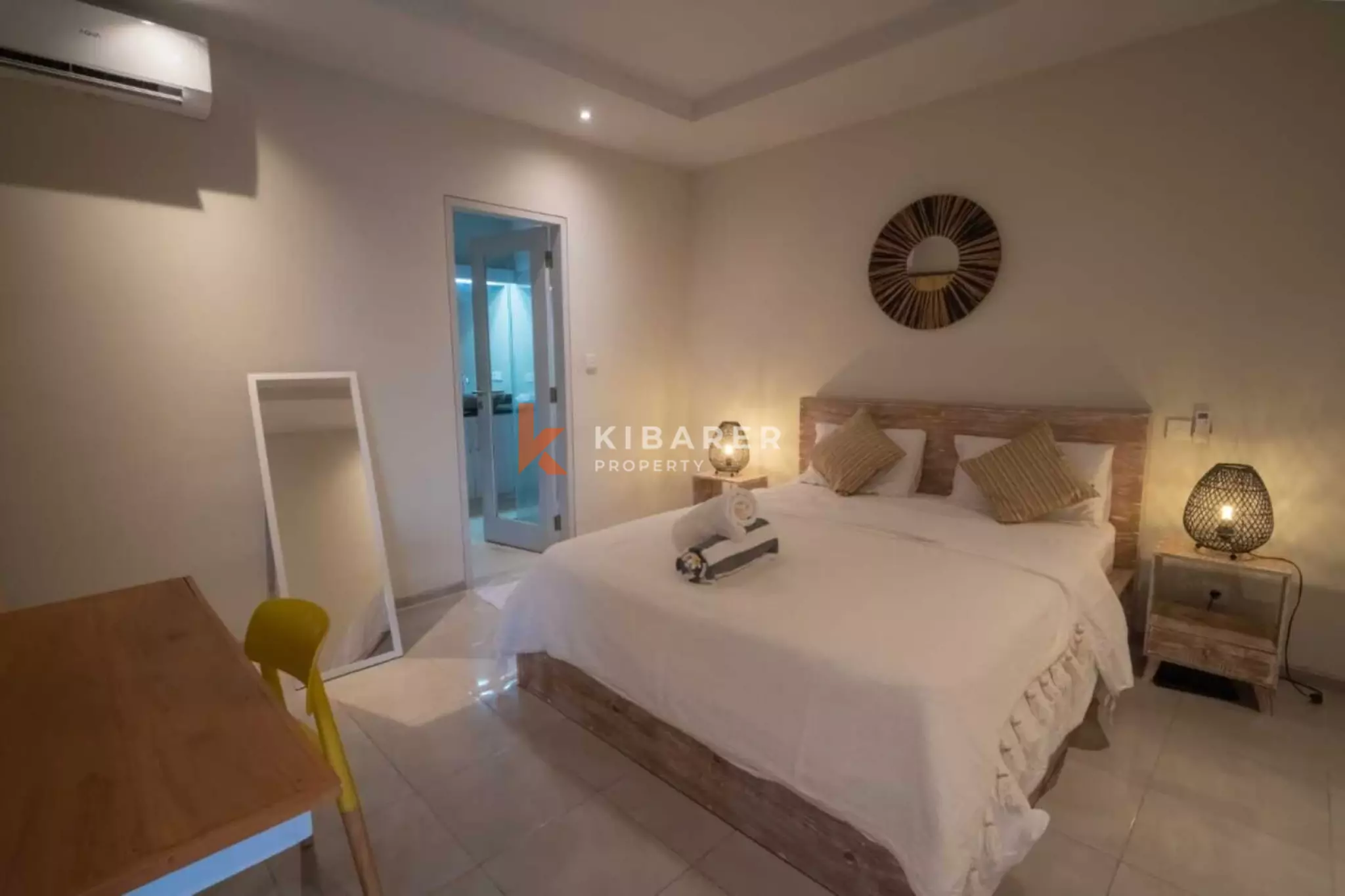 Villa Sederhana Tiga Kamar Tidur dengan Ruang Keluarga Tertutup di Umalas