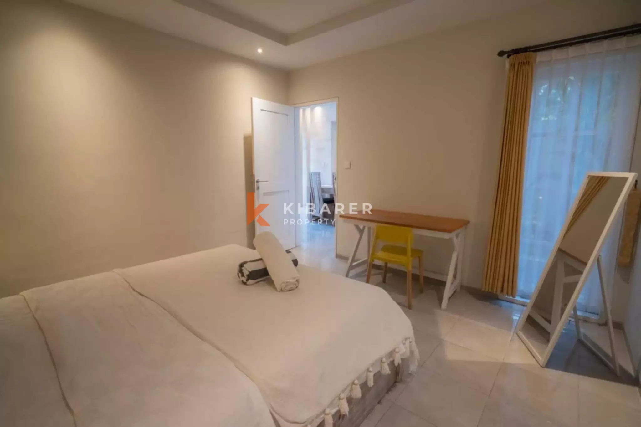 Villa Sederhana Tiga Kamar Tidur dengan Ruang Keluarga Tertutup di Umalas