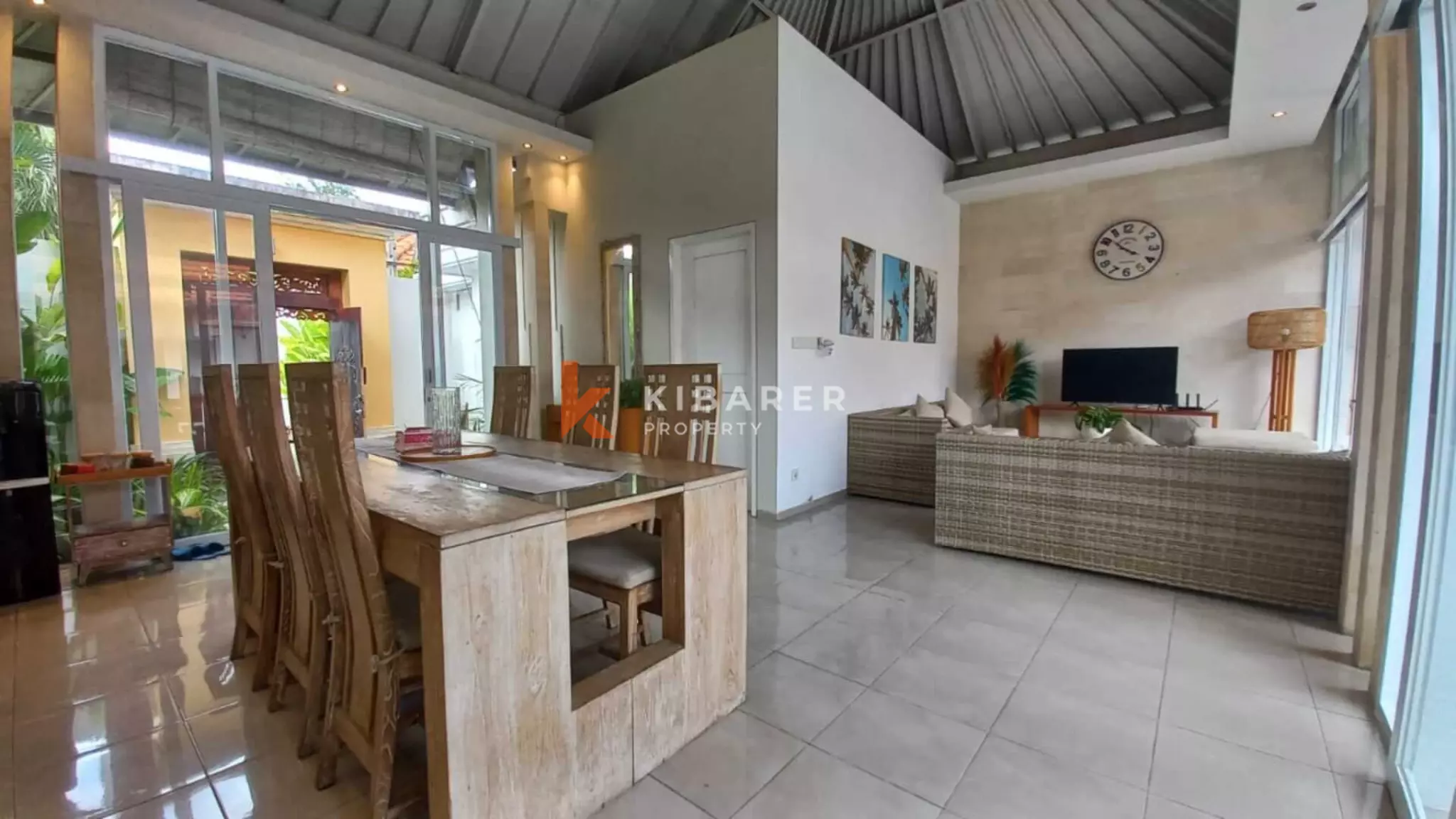 Villa Sederhana Tiga Kamar Tidur dengan Ruang Keluarga Tertutup di Umalas