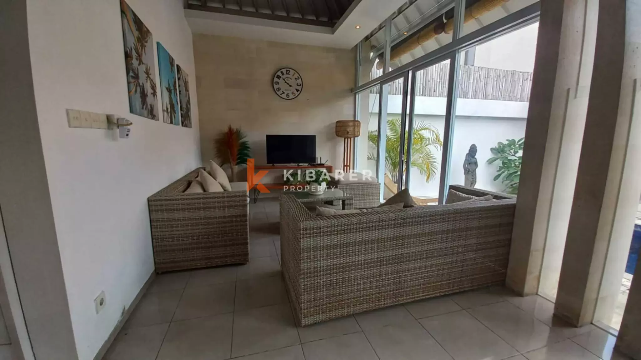 Villa Sederhana Tiga Kamar Tidur dengan Ruang Keluarga Tertutup di Umalas