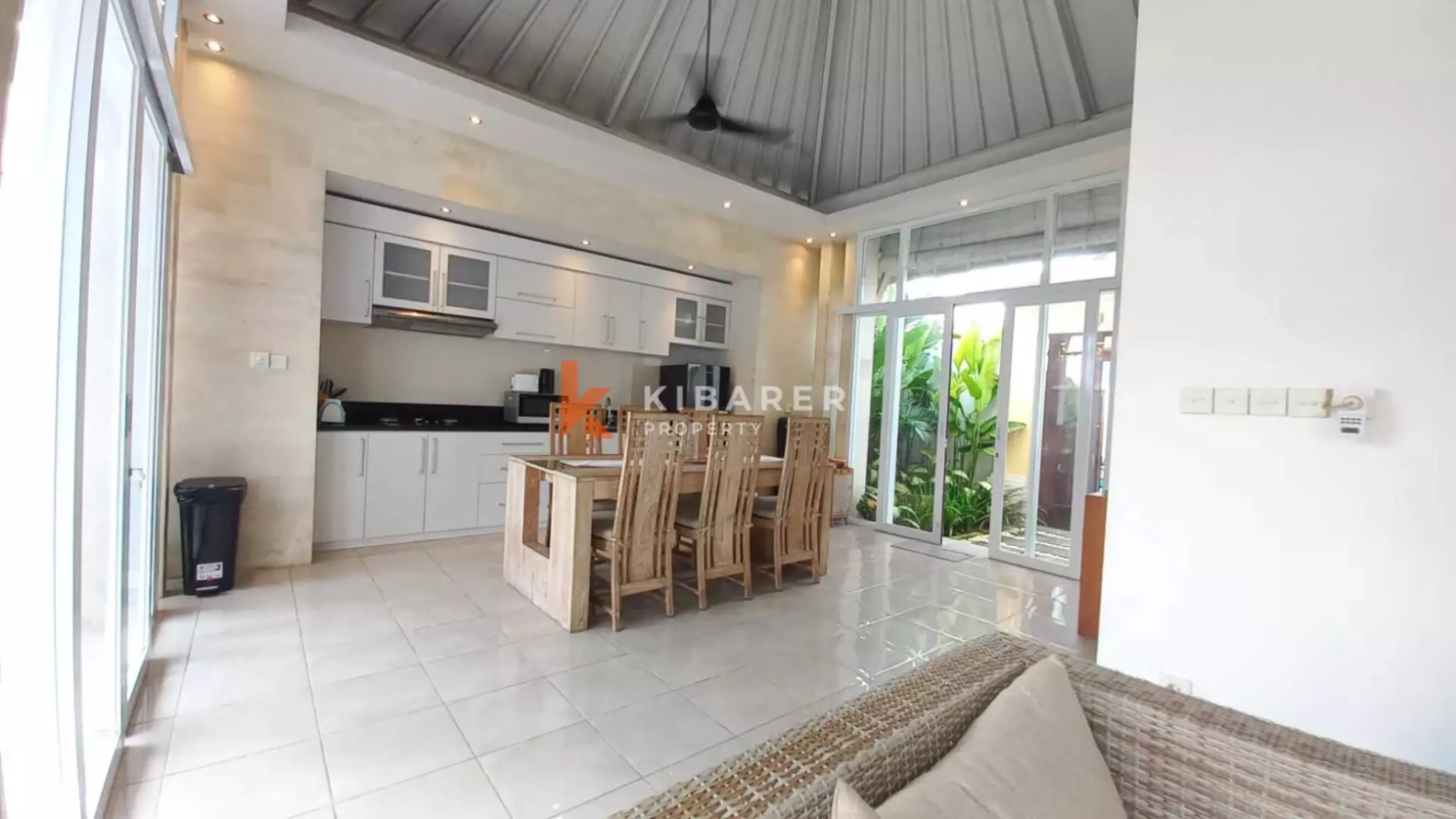 Villa Sederhana Tiga Kamar Tidur dengan Ruang Keluarga Tertutup di Umalas