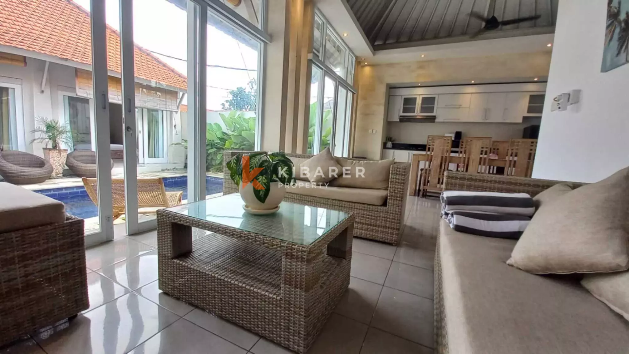 Villa Sederhana Tiga Kamar Tidur dengan Ruang Keluarga Tertutup di Umalas