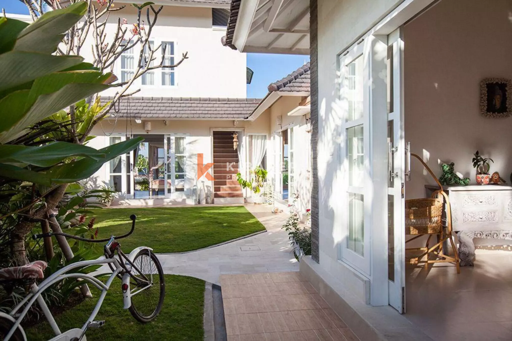 Vila Tiga Kamar Tidur Luas dan Elegan dengan Pemandangan di Canggu