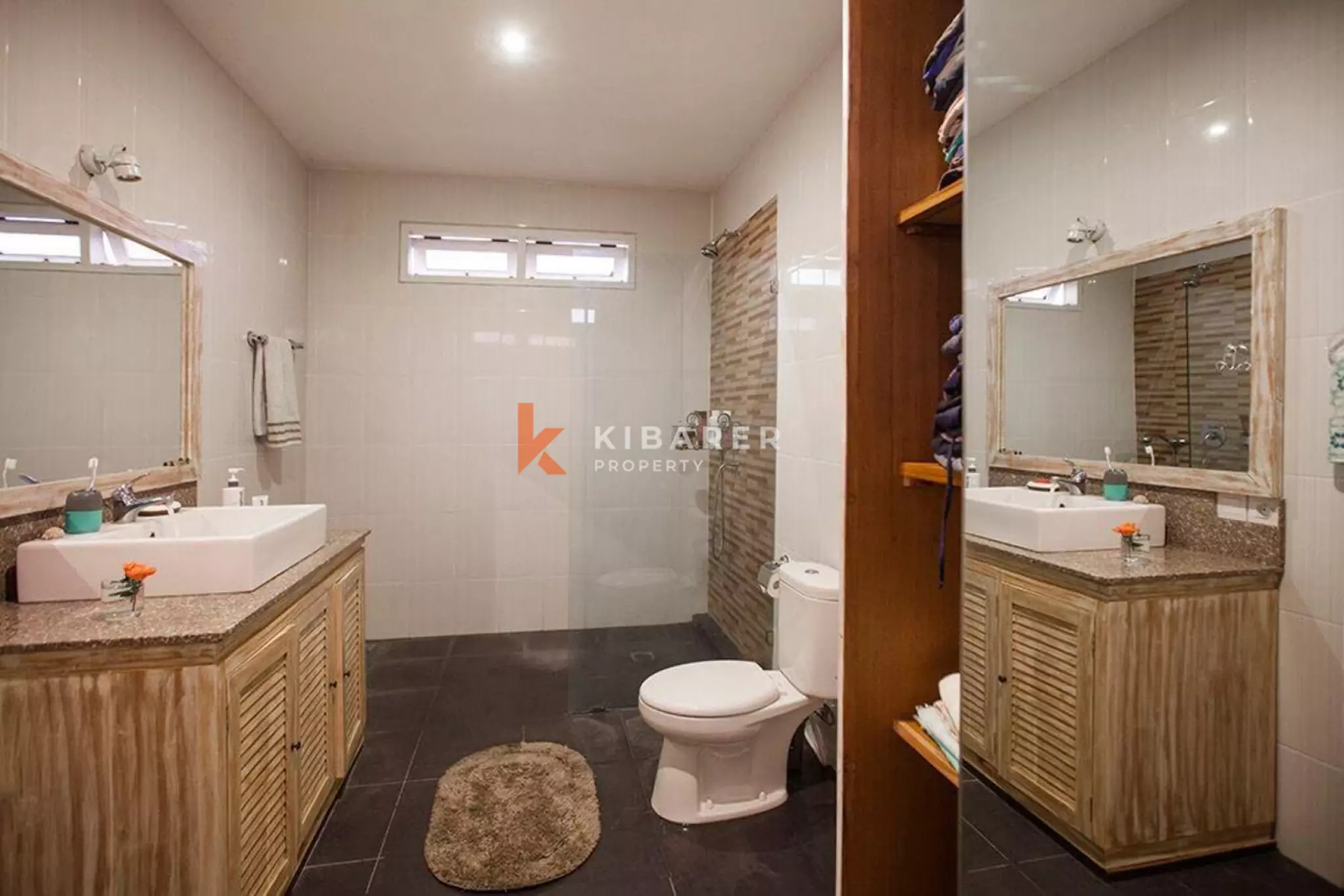 Vila Tiga Kamar Tidur Luas dan Elegan dengan Pemandangan di Canggu