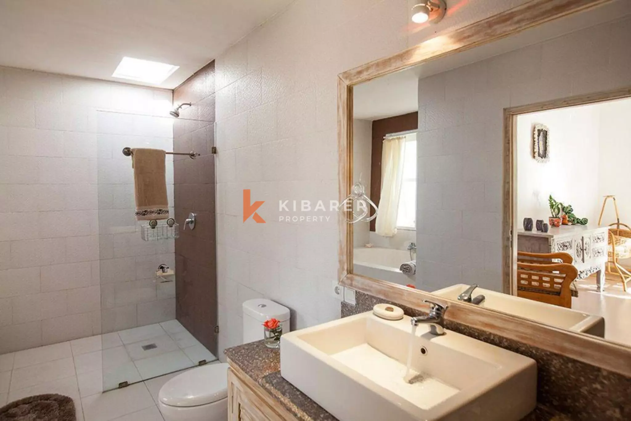 Vila Tiga Kamar Tidur Luas dan Elegan dengan Pemandangan di Canggu