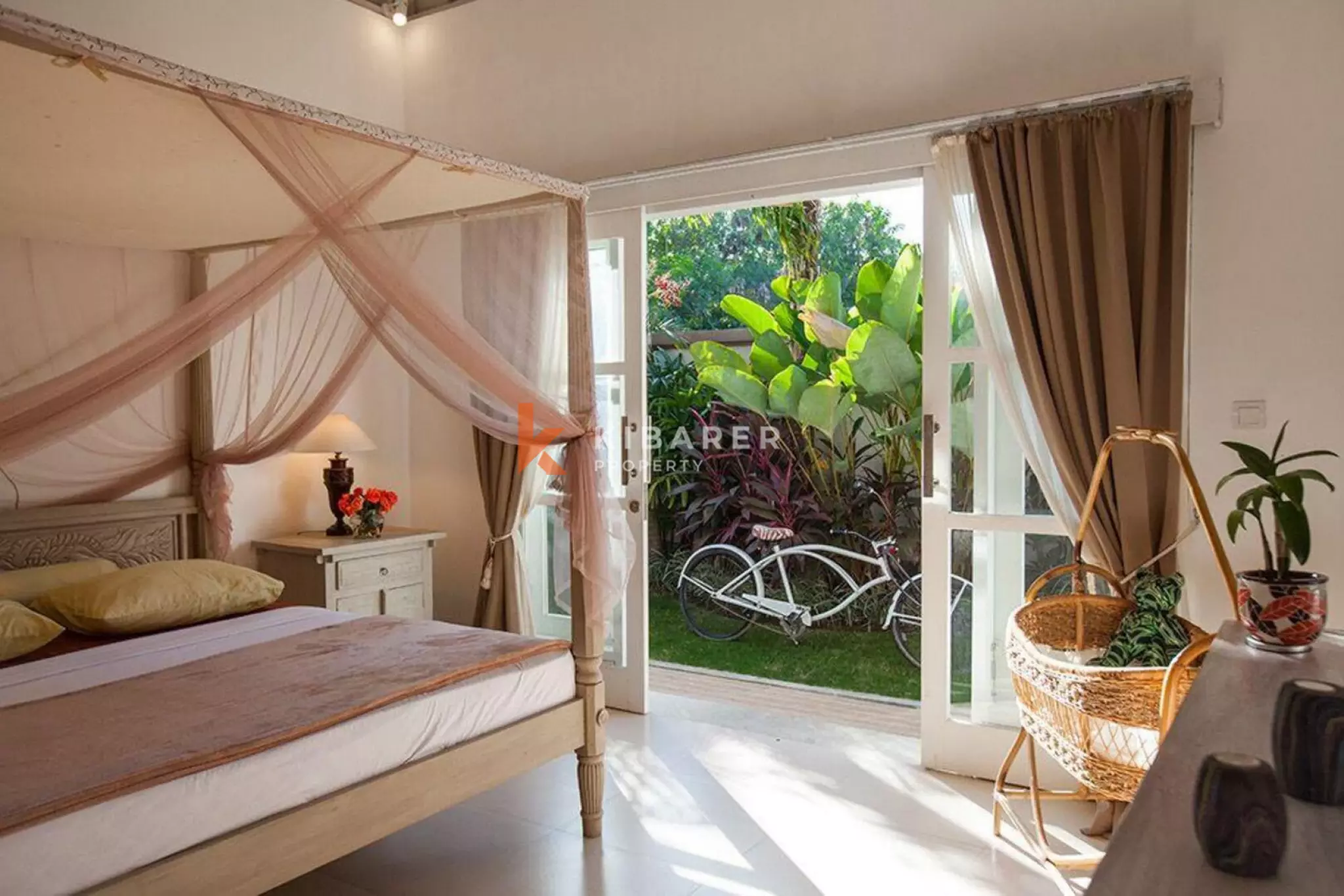 Vila Tiga Kamar Tidur Luas dan Elegan dengan Pemandangan di Canggu