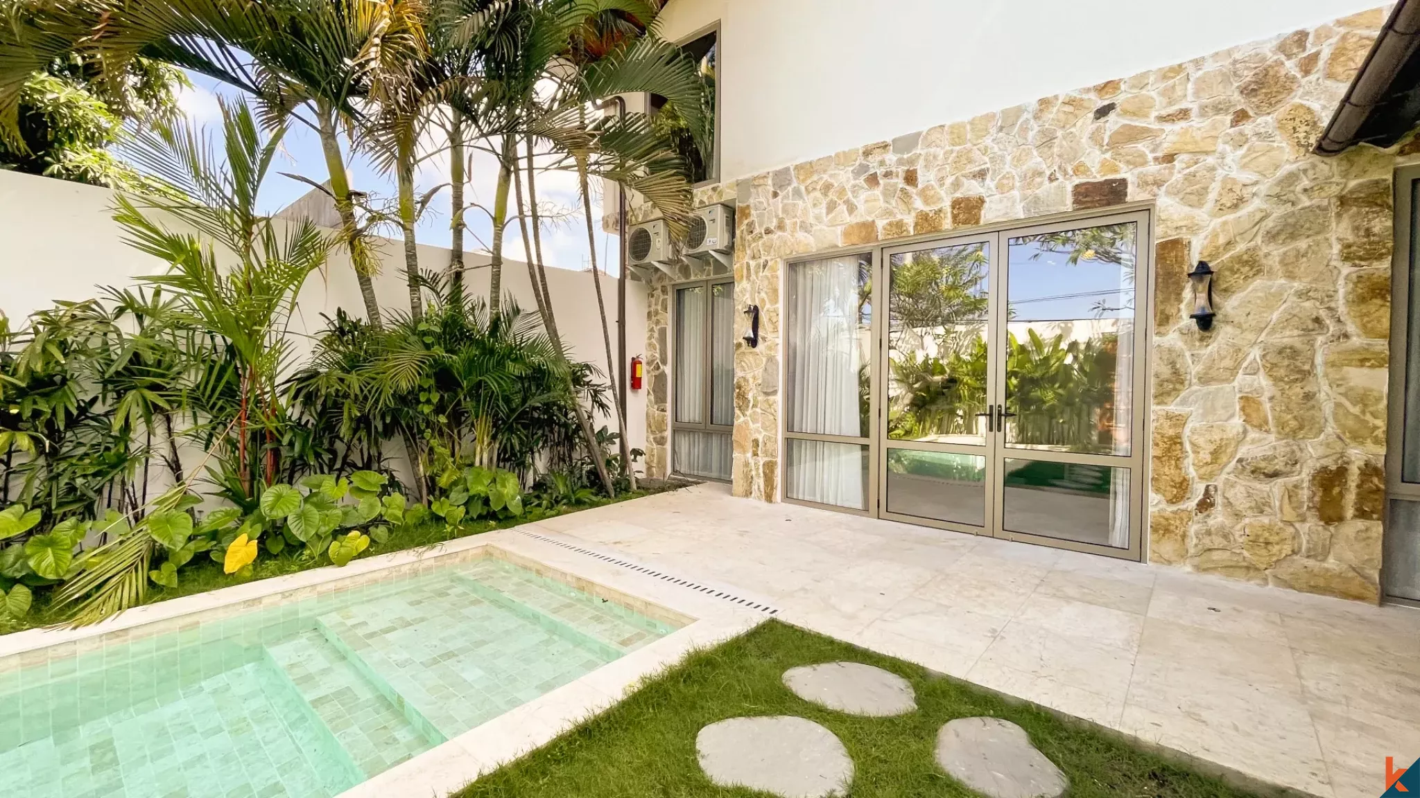 Villa mewah dengan dua kamar tidur yang nyaman, dekat pantai, tersedia untuk disewa di Sanur