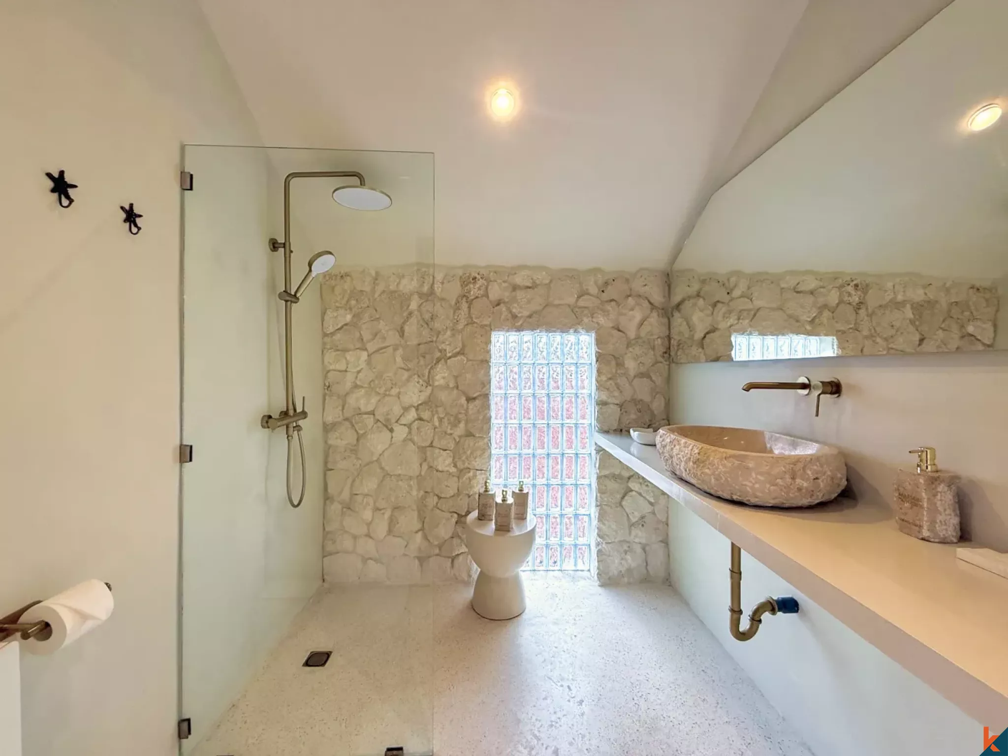 Villa mewah dengan dua kamar tidur yang nyaman, dekat pantai, tersedia untuk disewa di Sanur