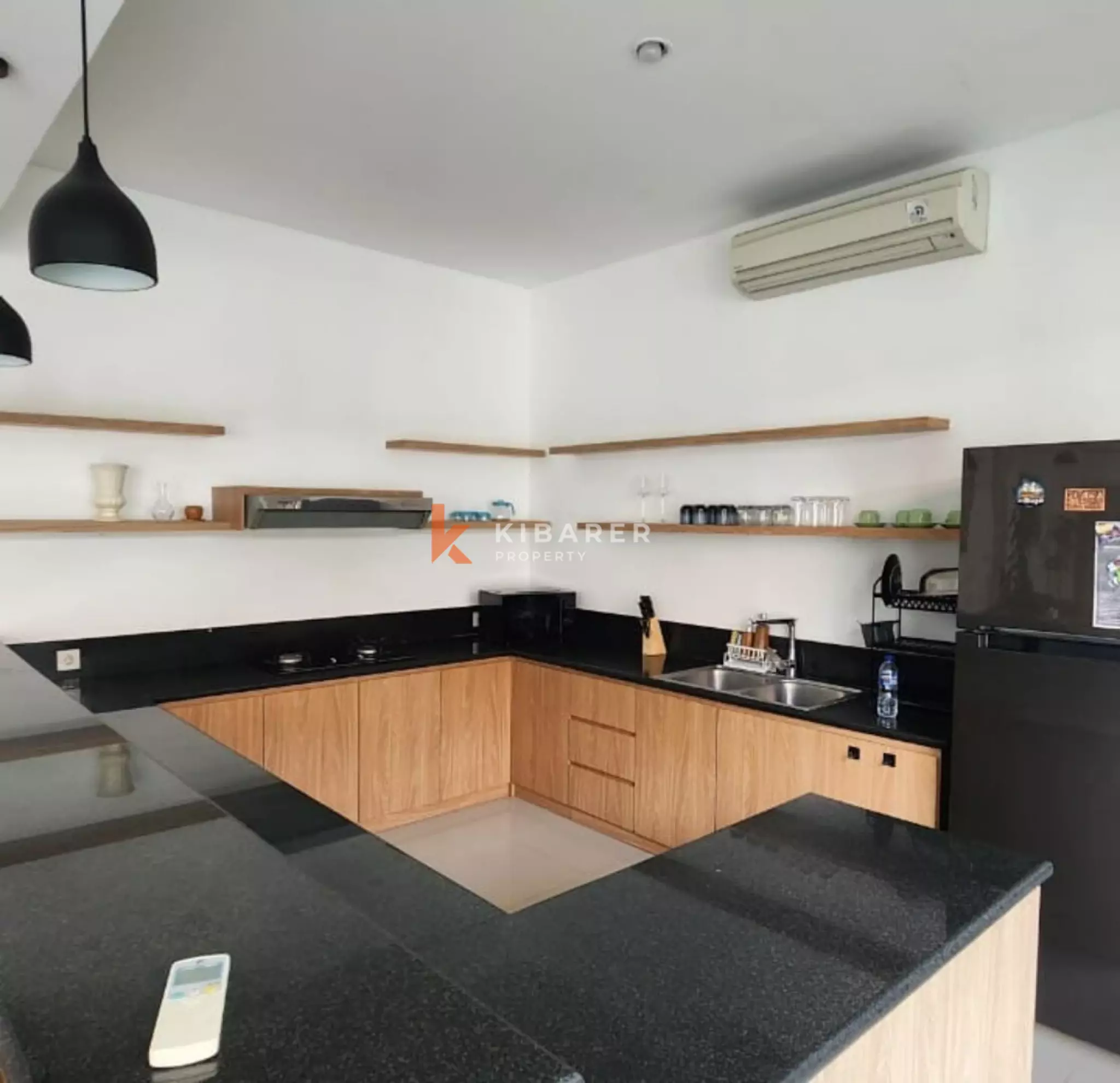 Vila Tertutup Tiga Kamar Tidur Nyaman Dekat Pantai Berawa