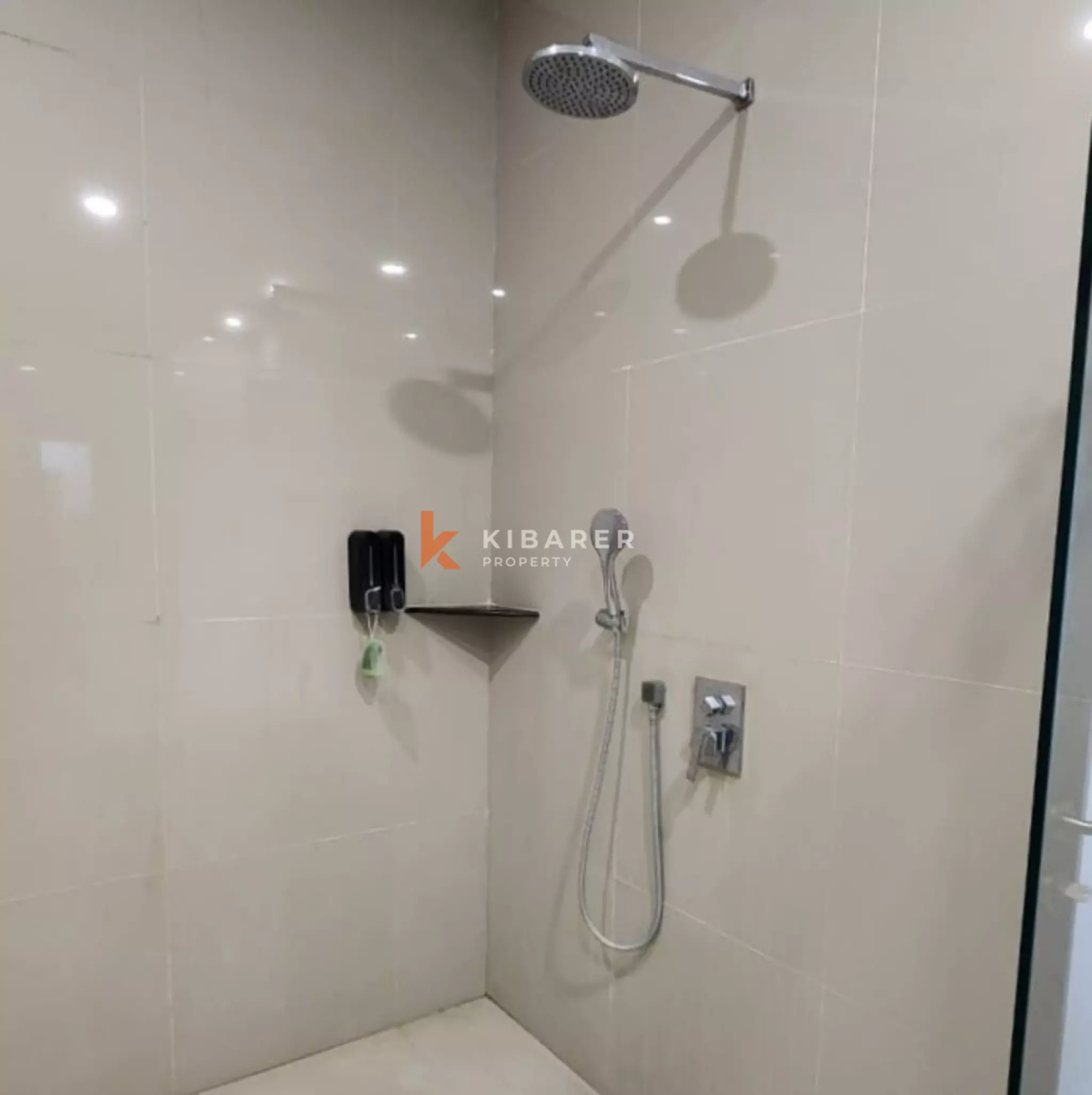 Vila Tertutup Tiga Kamar Tidur Nyaman Dekat Pantai Berawa