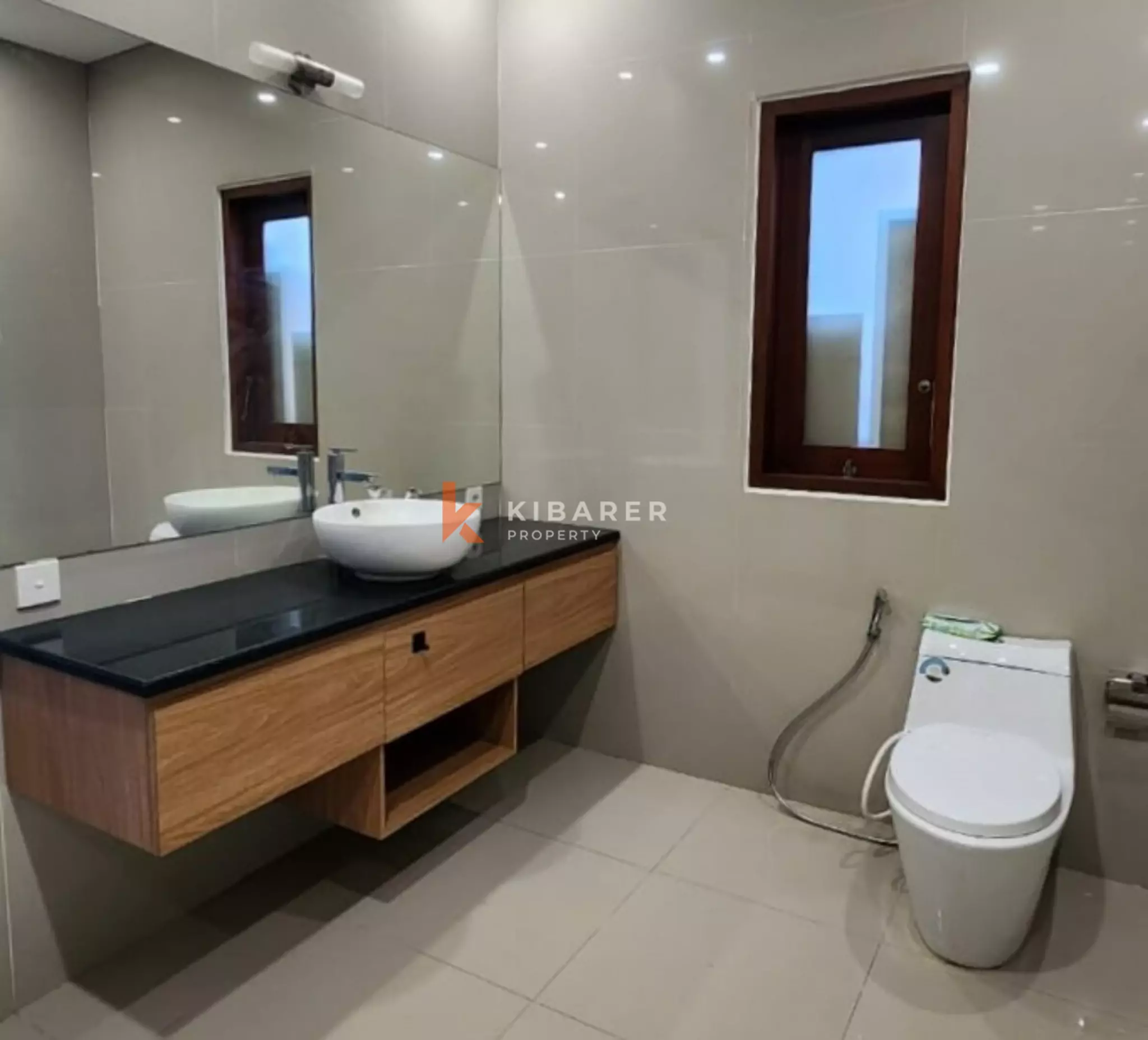 Vila Tertutup Tiga Kamar Tidur Nyaman Dekat Pantai Berawa