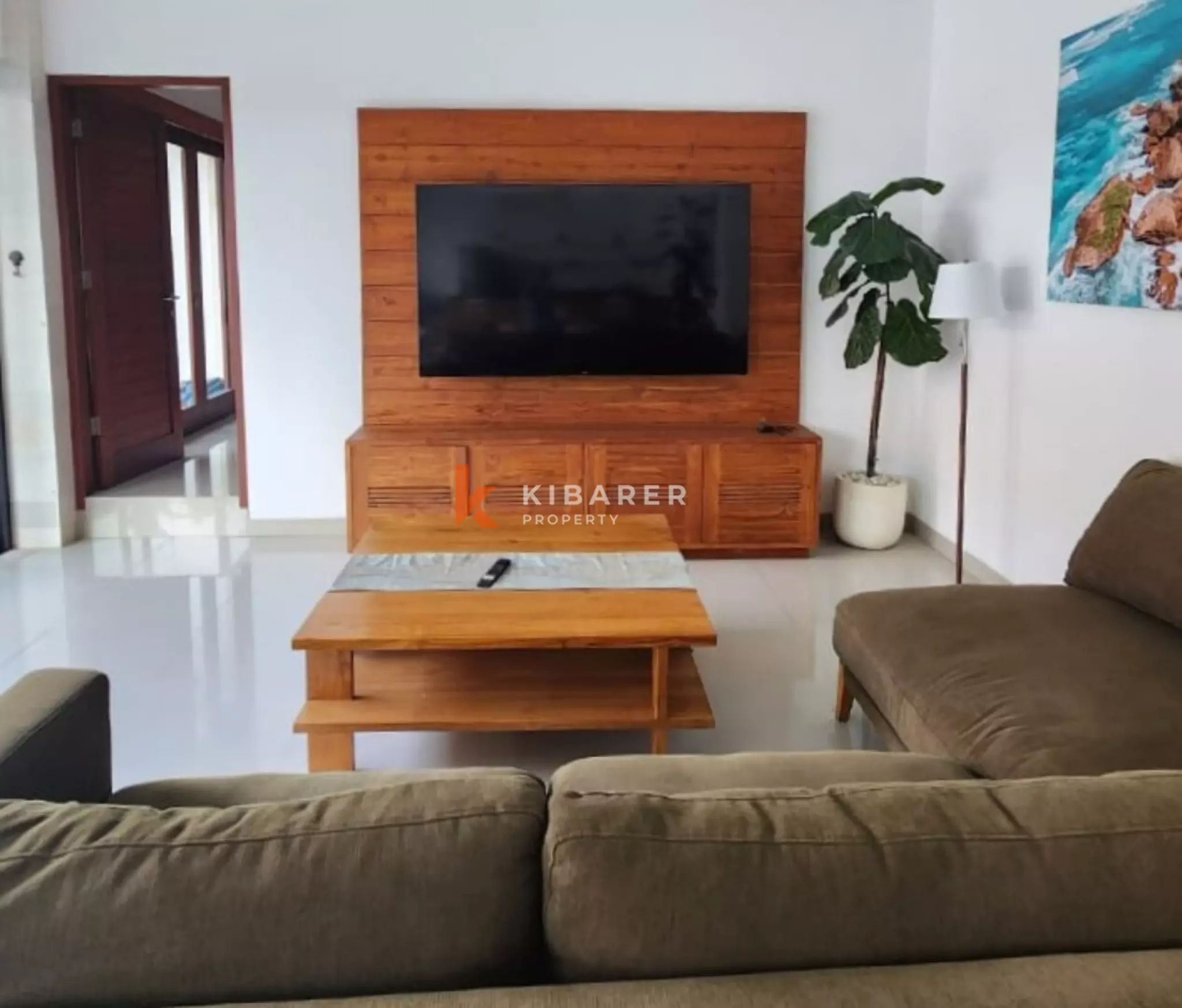 Vila Tertutup Tiga Kamar Tidur Nyaman Dekat Pantai Berawa