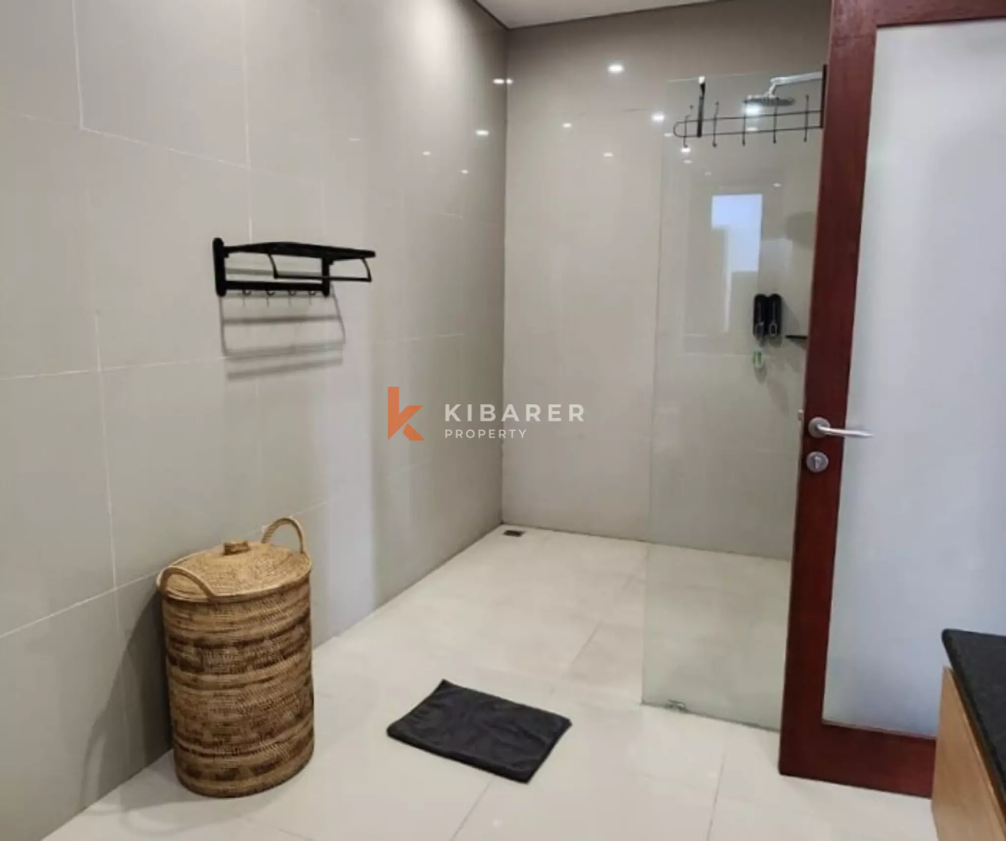 Vila Tertutup Tiga Kamar Tidur Nyaman Dekat Pantai Berawa