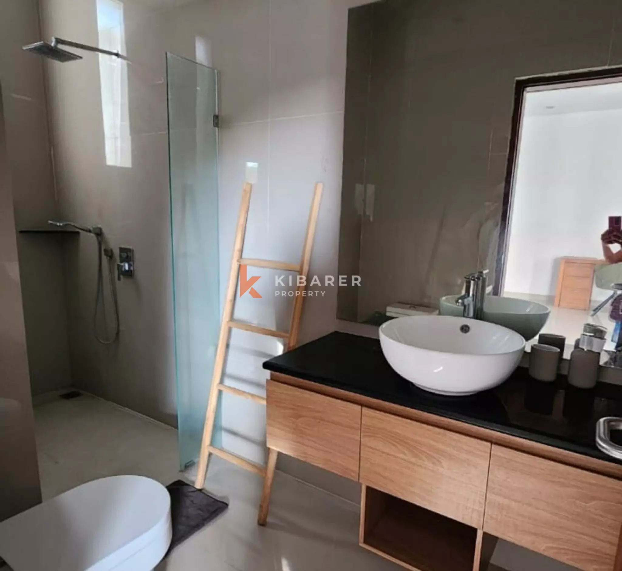 Vila Tertutup Tiga Kamar Tidur Nyaman Dekat Pantai Berawa