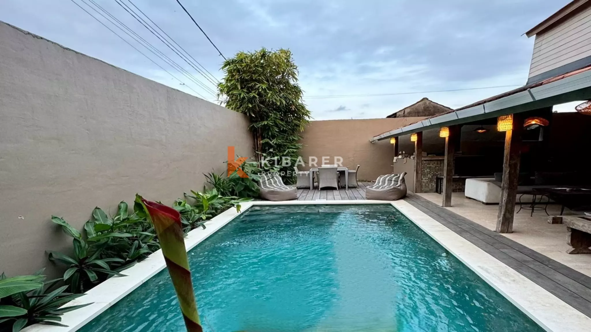 Confortable villa de style bois à vie ouverte de deux chambres située à Kerobokan