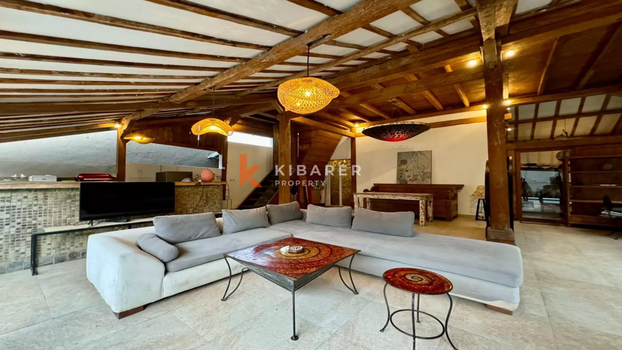 Confortable villa de style bois à vie ouverte de deux chambres située à Kerobokan