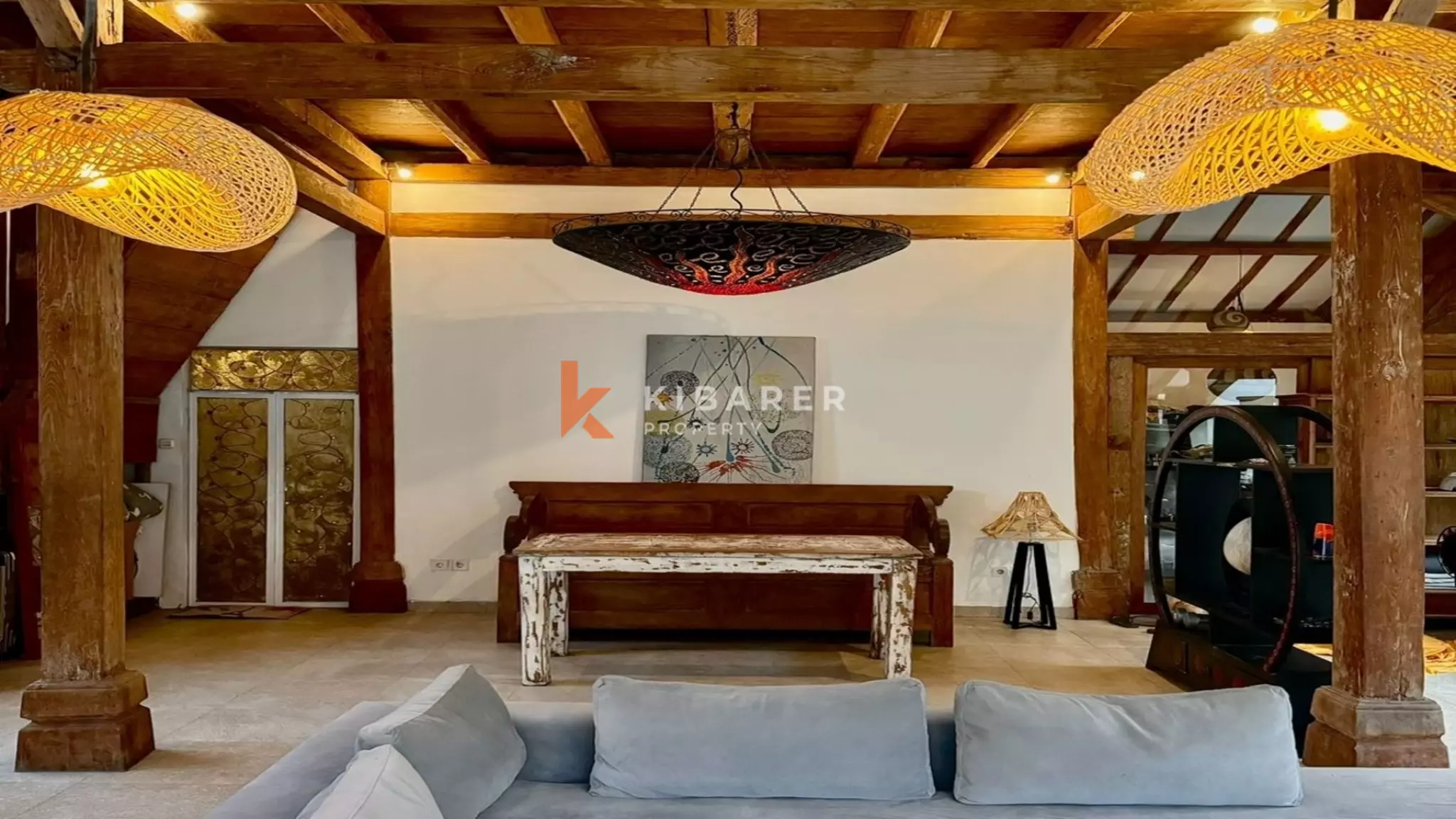 Confortable villa de style bois à vie ouverte de deux chambres située à Kerobokan