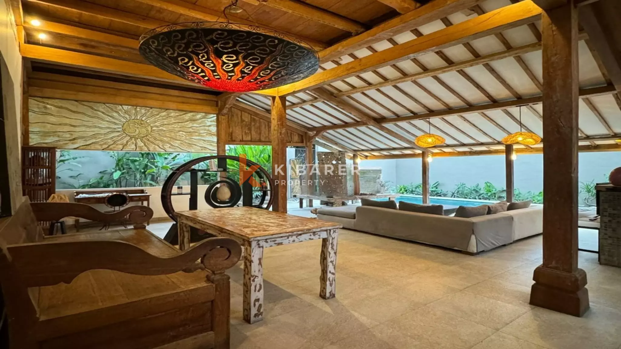 Confortable villa de style bois à vie ouverte de deux chambres située à Kerobokan