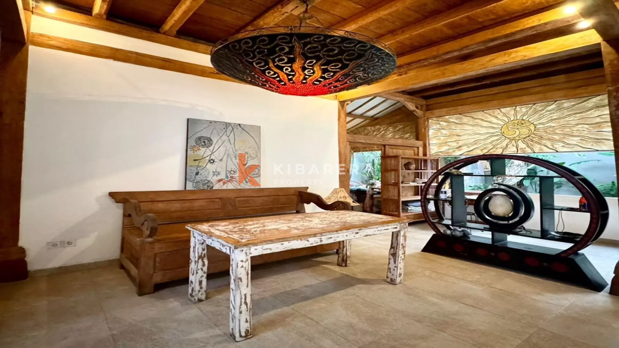 Confortable villa de style bois à vie ouverte de deux chambres située à Kerobokan