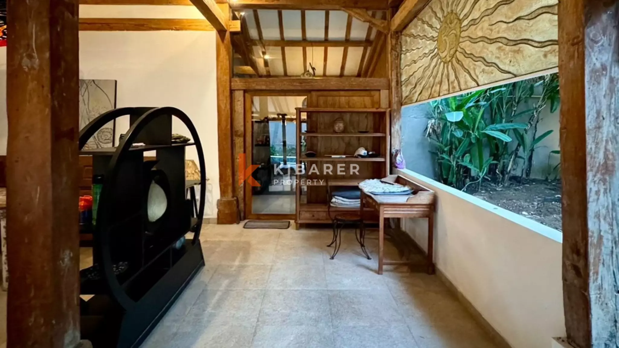 Confortable villa de style bois à vie ouverte de deux chambres située à Kerobokan