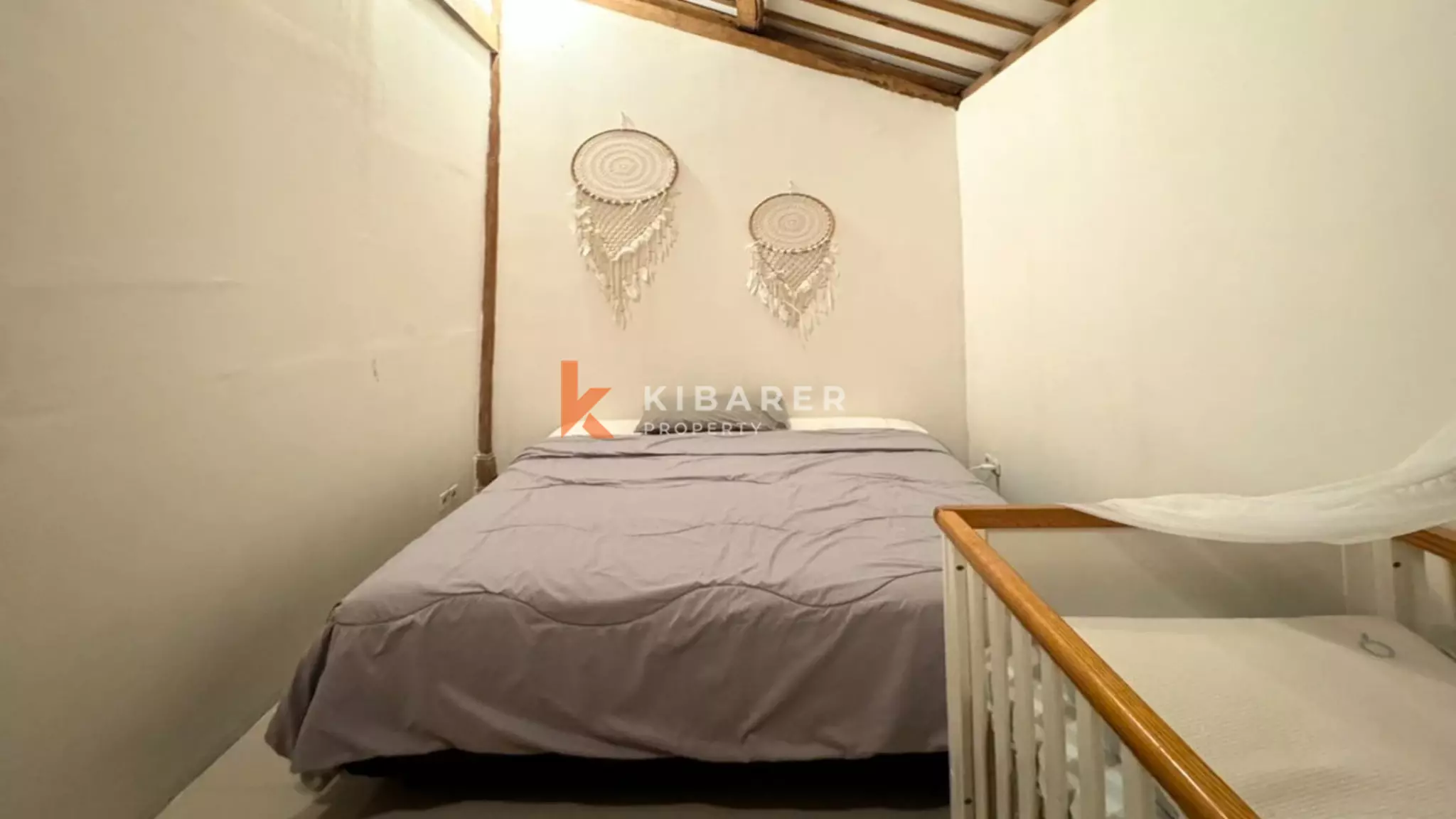 Confortable villa de style bois à vie ouverte de deux chambres située à Kerobokan