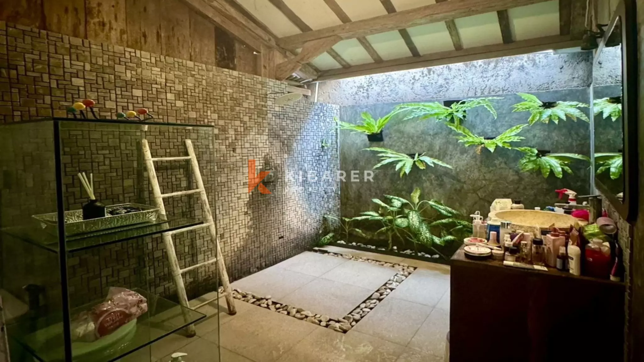 Confortable villa de style bois à vie ouverte de deux chambres située à Kerobokan