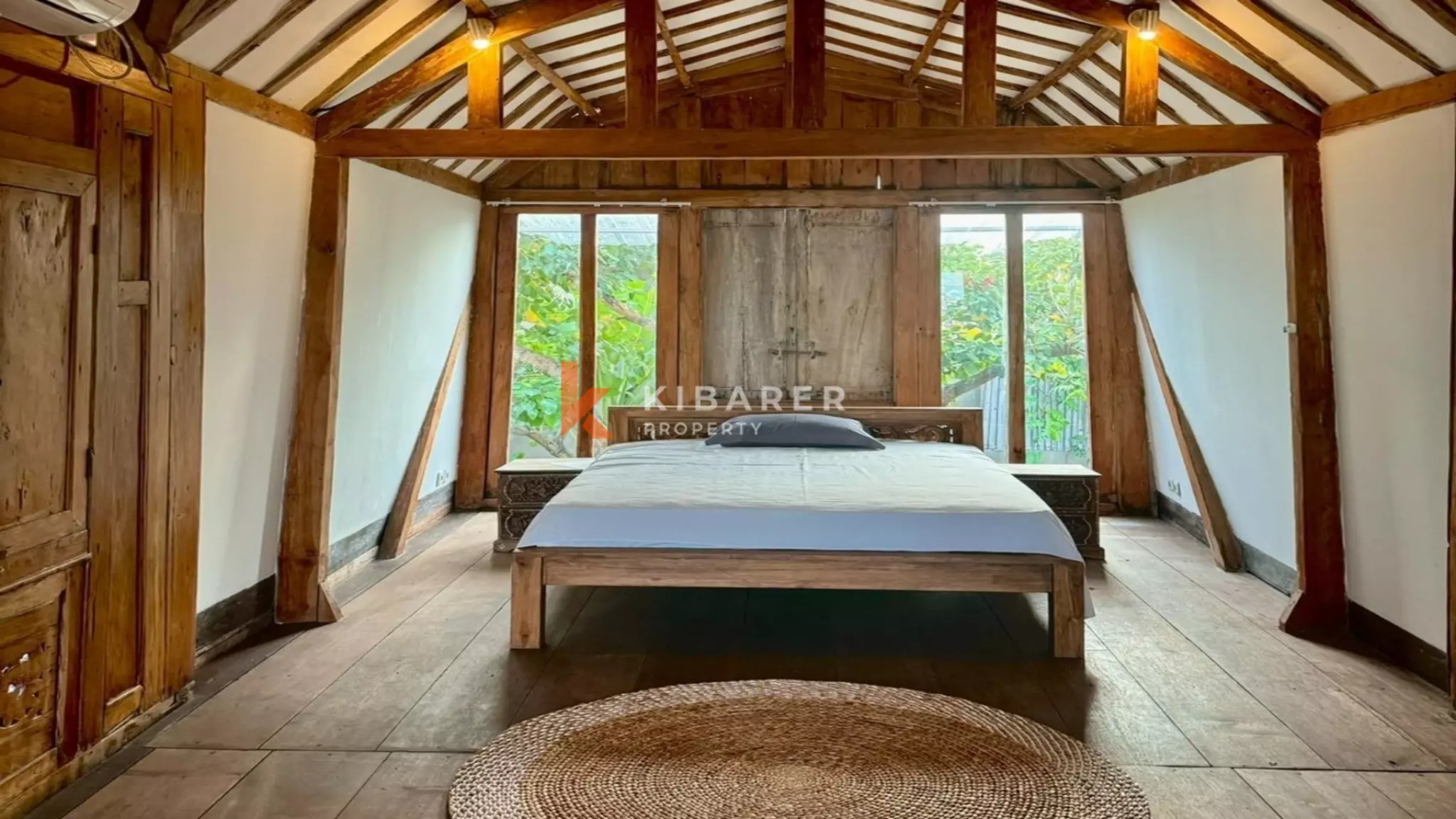 Confortable villa de style bois à vie ouverte de deux chambres située à Kerobokan