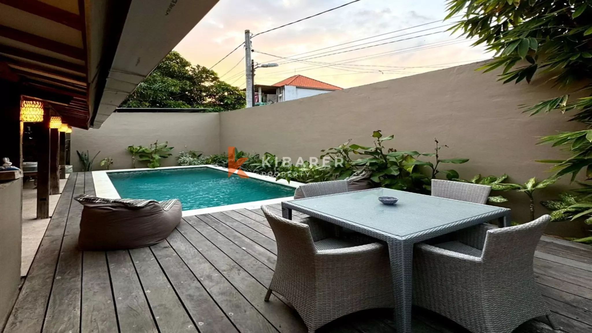 Confortable villa de style bois à vie ouverte de deux chambres située à Kerobokan