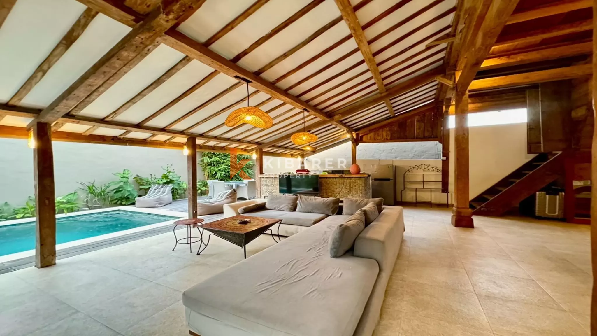 Confortable villa de style bois à vie ouverte de deux chambres située à Kerobokan