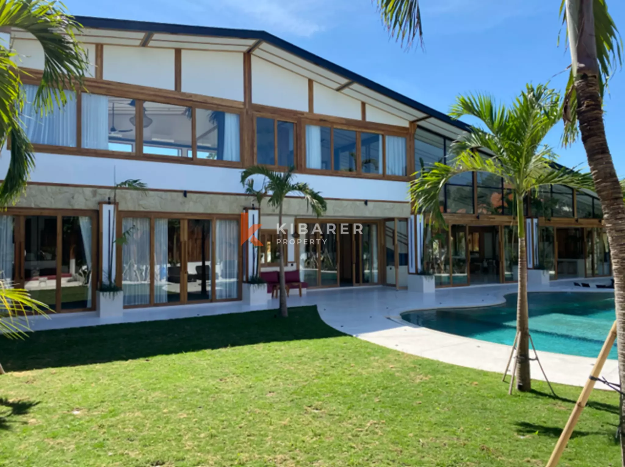 Vila Mewah Lima Kamar Tidur yang Luar Biasa di Jantung Bumbak - Umalas