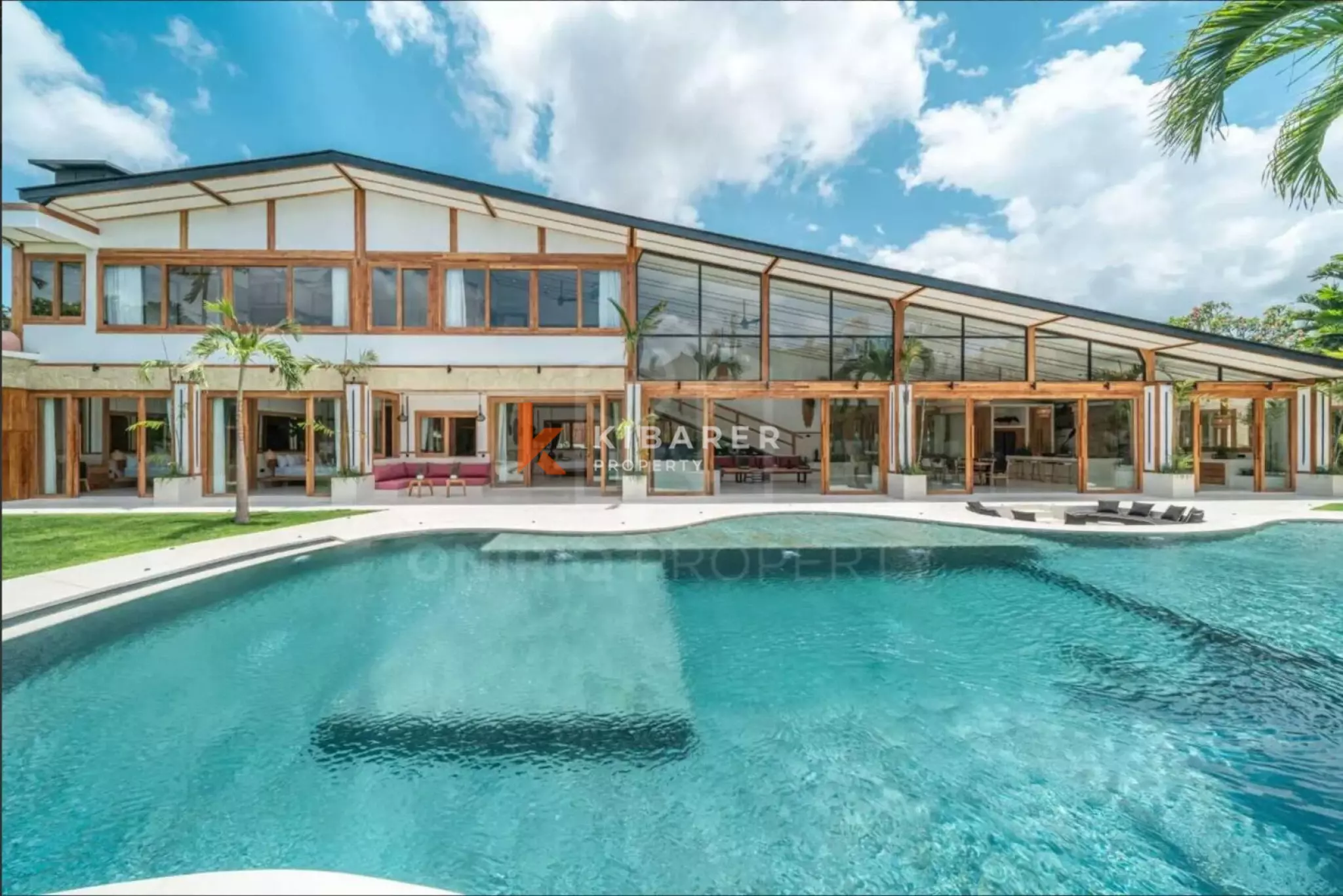 Vila Mewah Lima Kamar Tidur yang Luar Biasa di Jantung Bumbak - Umalas