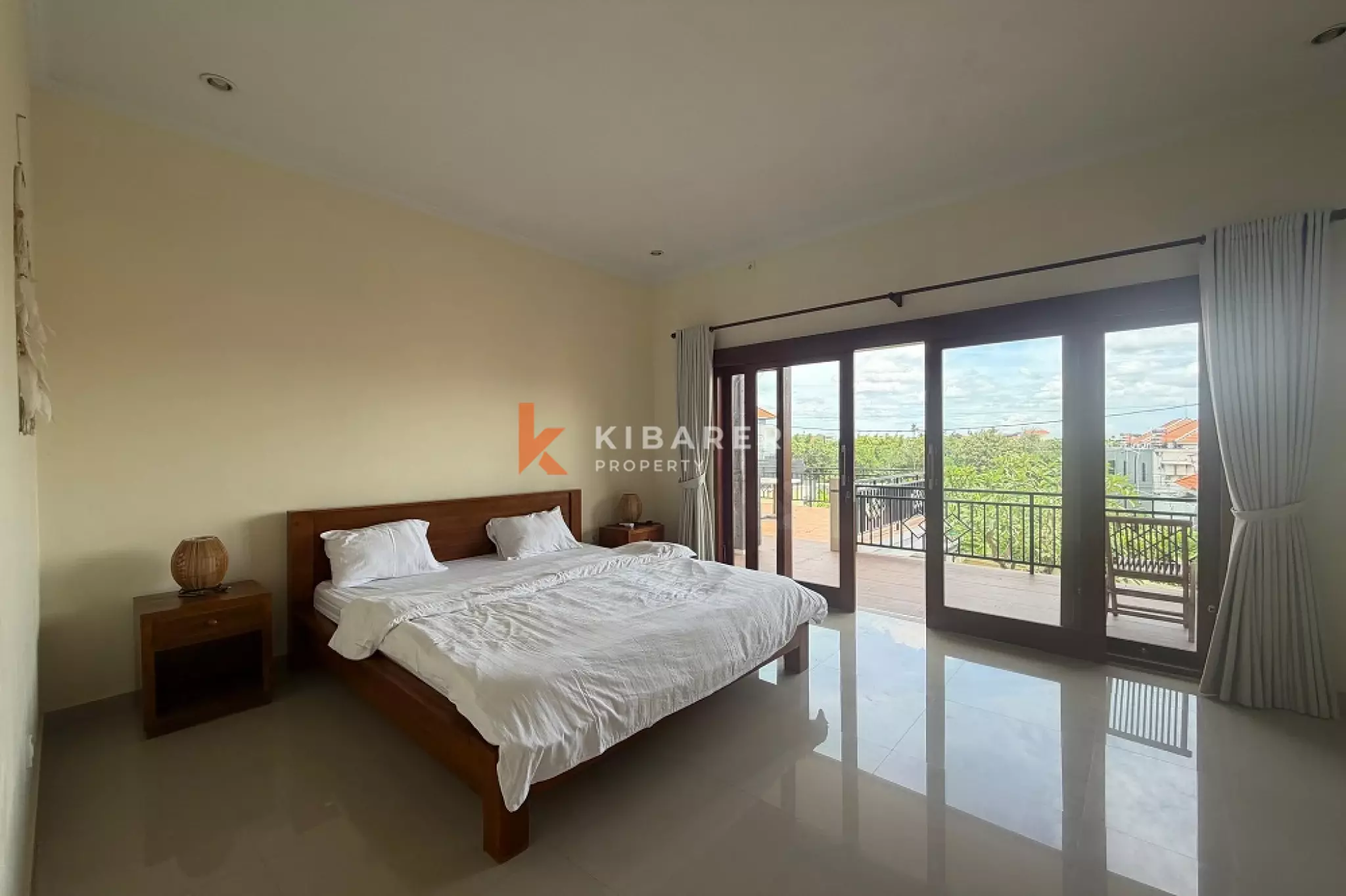 Vila Tiga Kamar Tidur Bergaya Bali dengan Balkon di Padonan