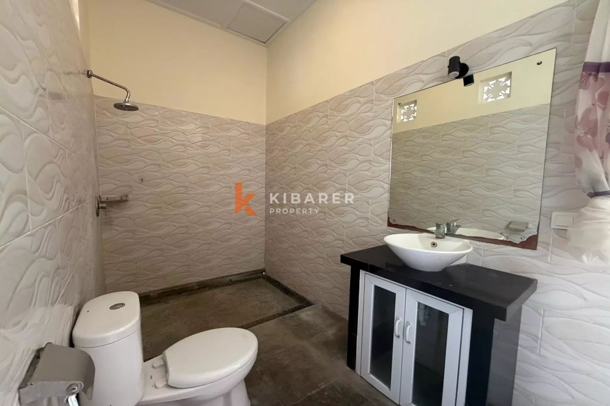 Vila Tiga Kamar Tidur Bergaya Bali dengan Balkon di Padonan