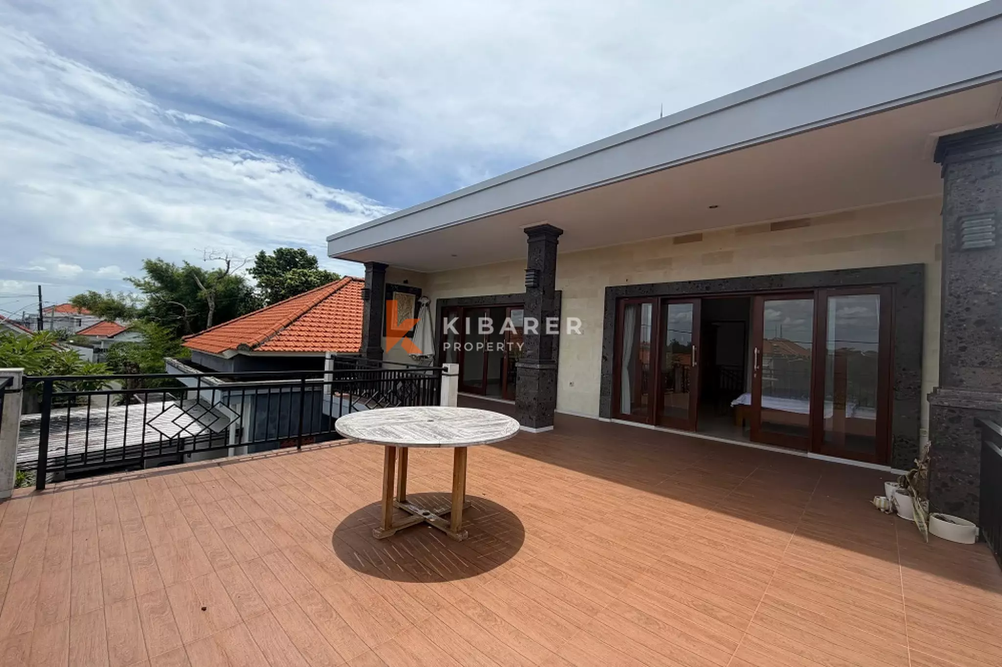 Vila Tiga Kamar Tidur Bergaya Bali dengan Balkon di Padonan