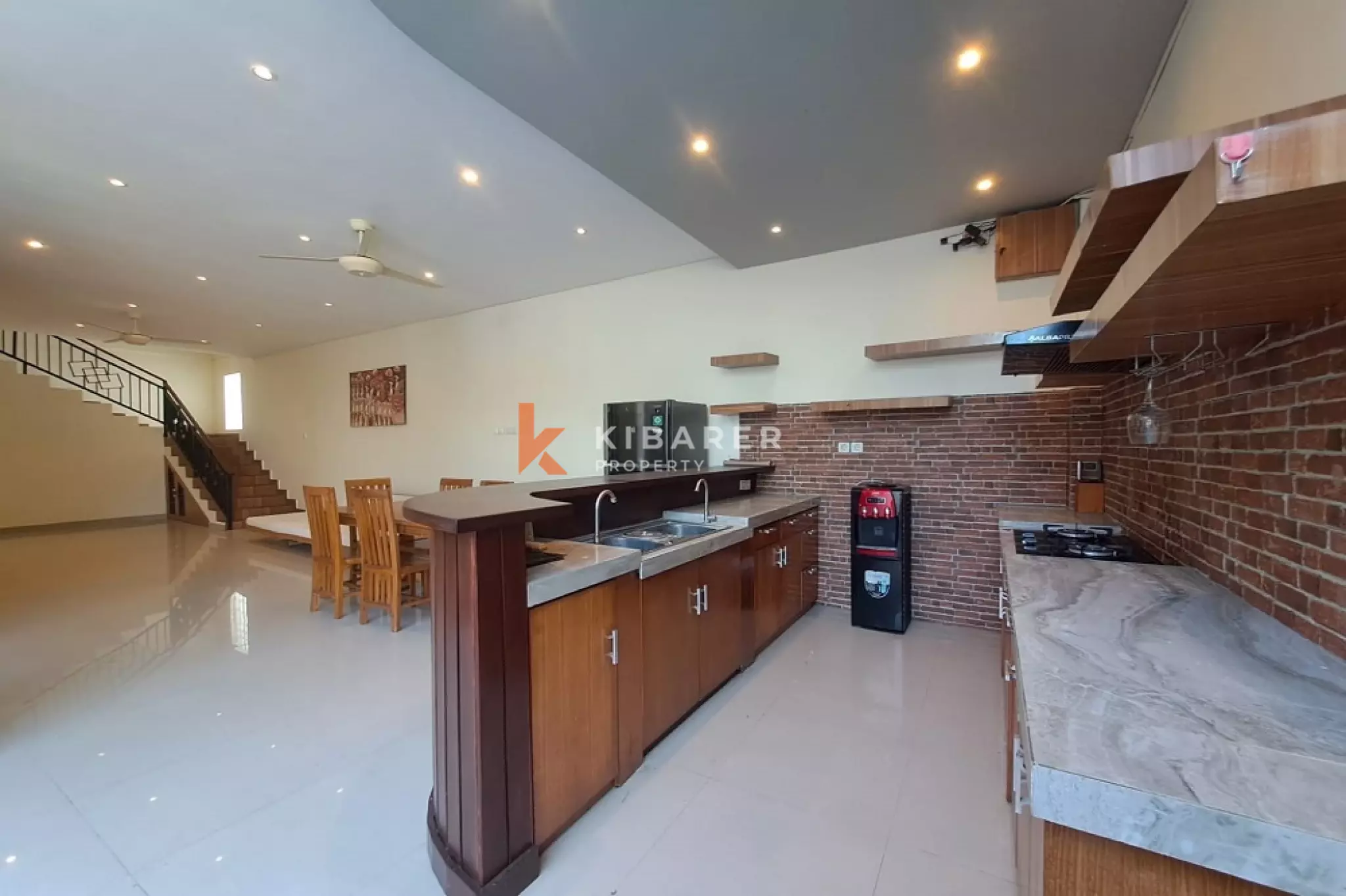 Vila Tiga Kamar Tidur Bergaya Bali dengan Balkon di Padonan