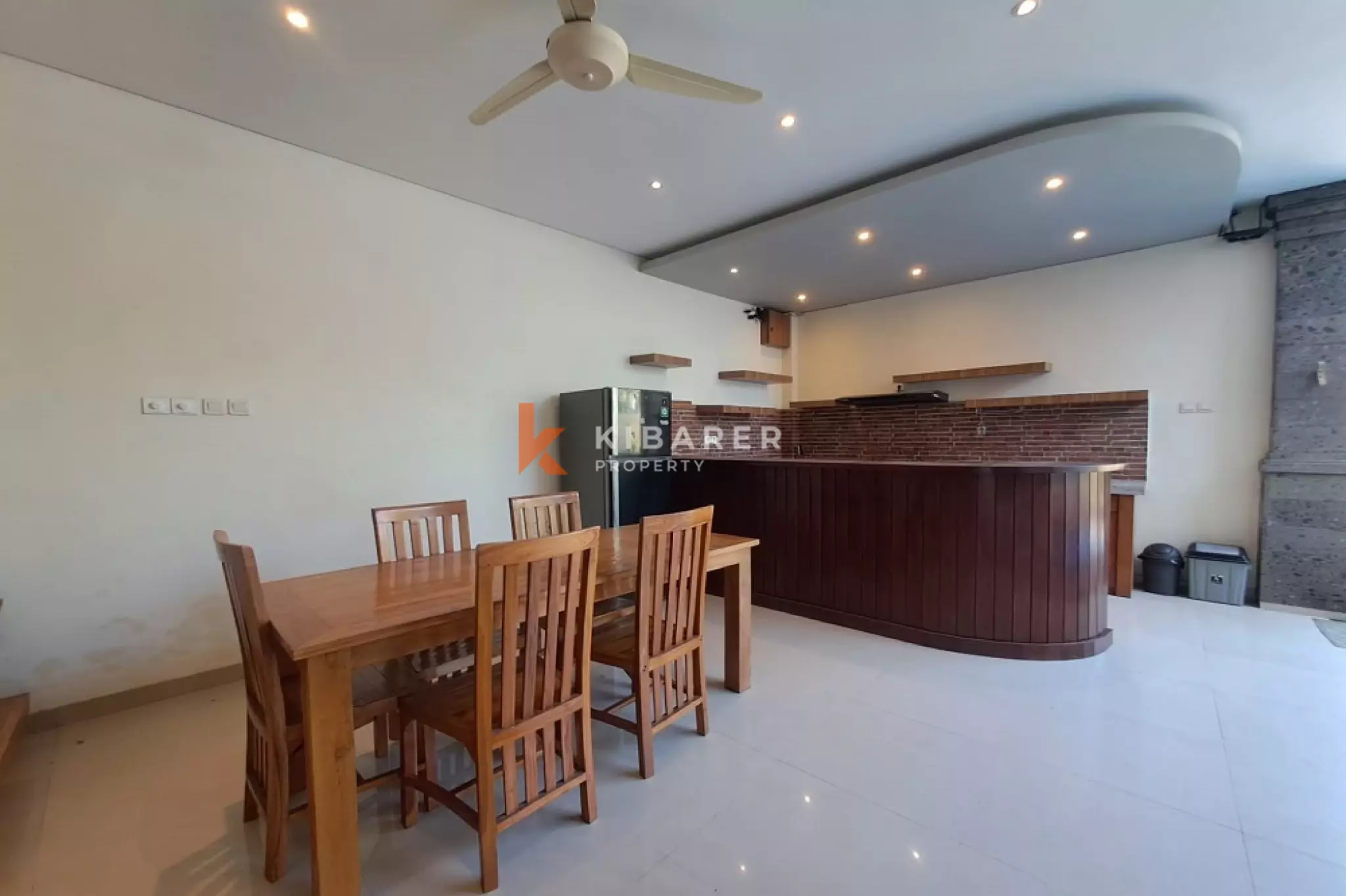 Vila Tiga Kamar Tidur Bergaya Bali dengan Balkon di Padonan